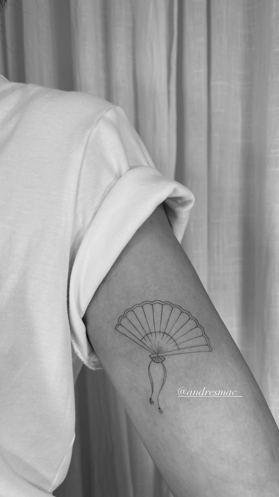 Tatuaje de abanico japones con lazo en brazo, línea fina