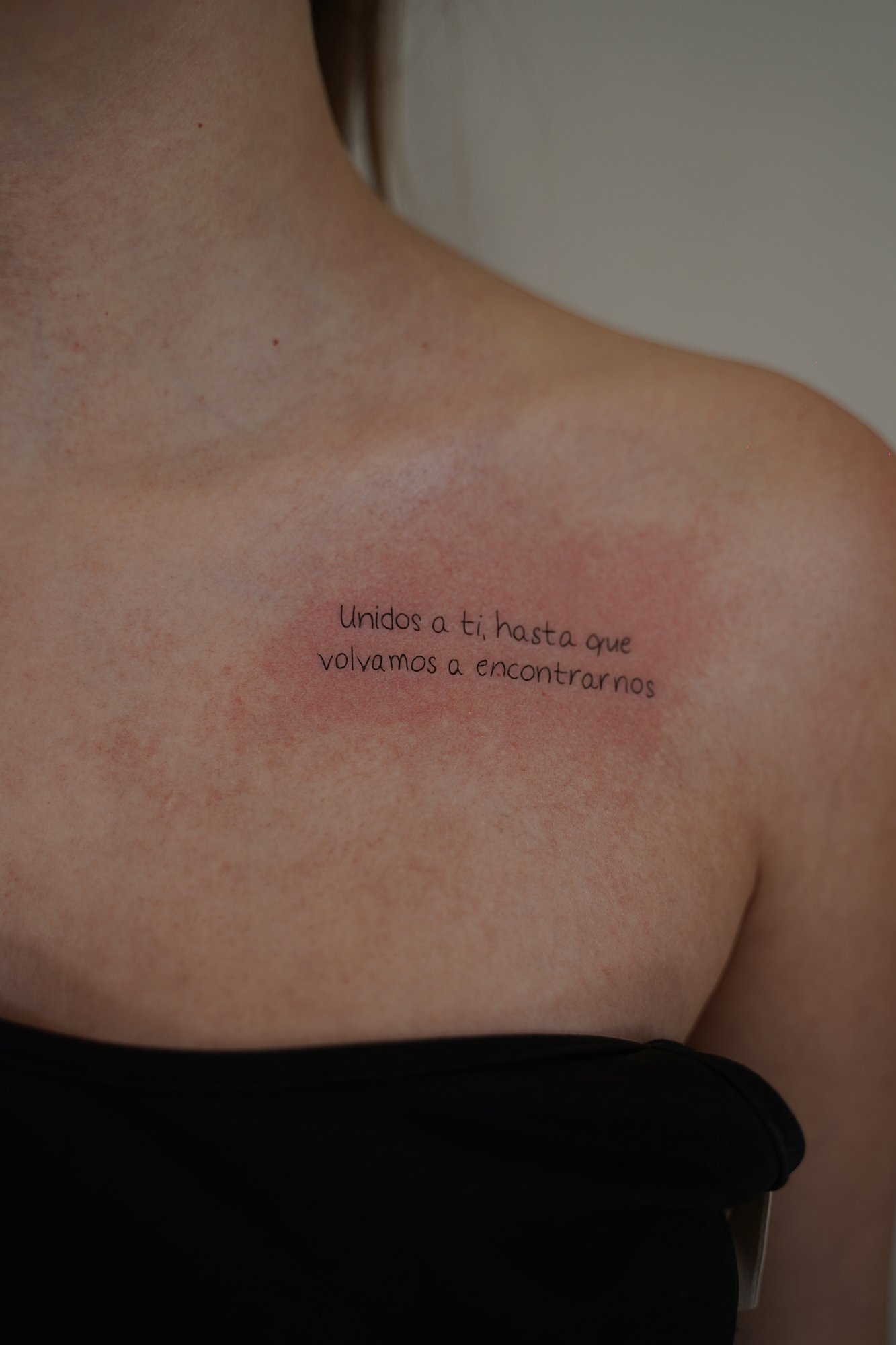 Tatuaje de alas en nuca, línea fina
