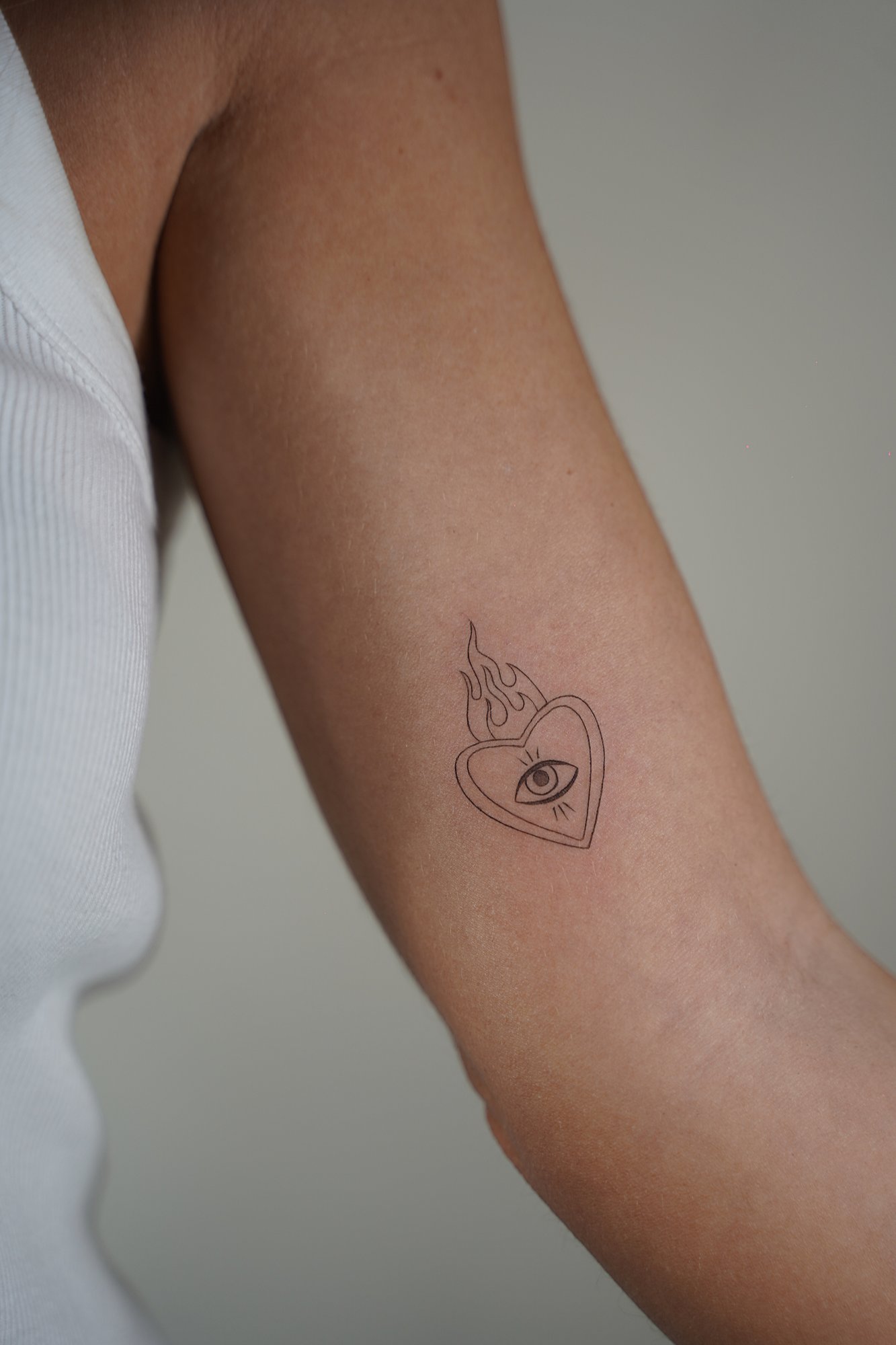 Tatuaje de alien en zona desconocida, línea fina