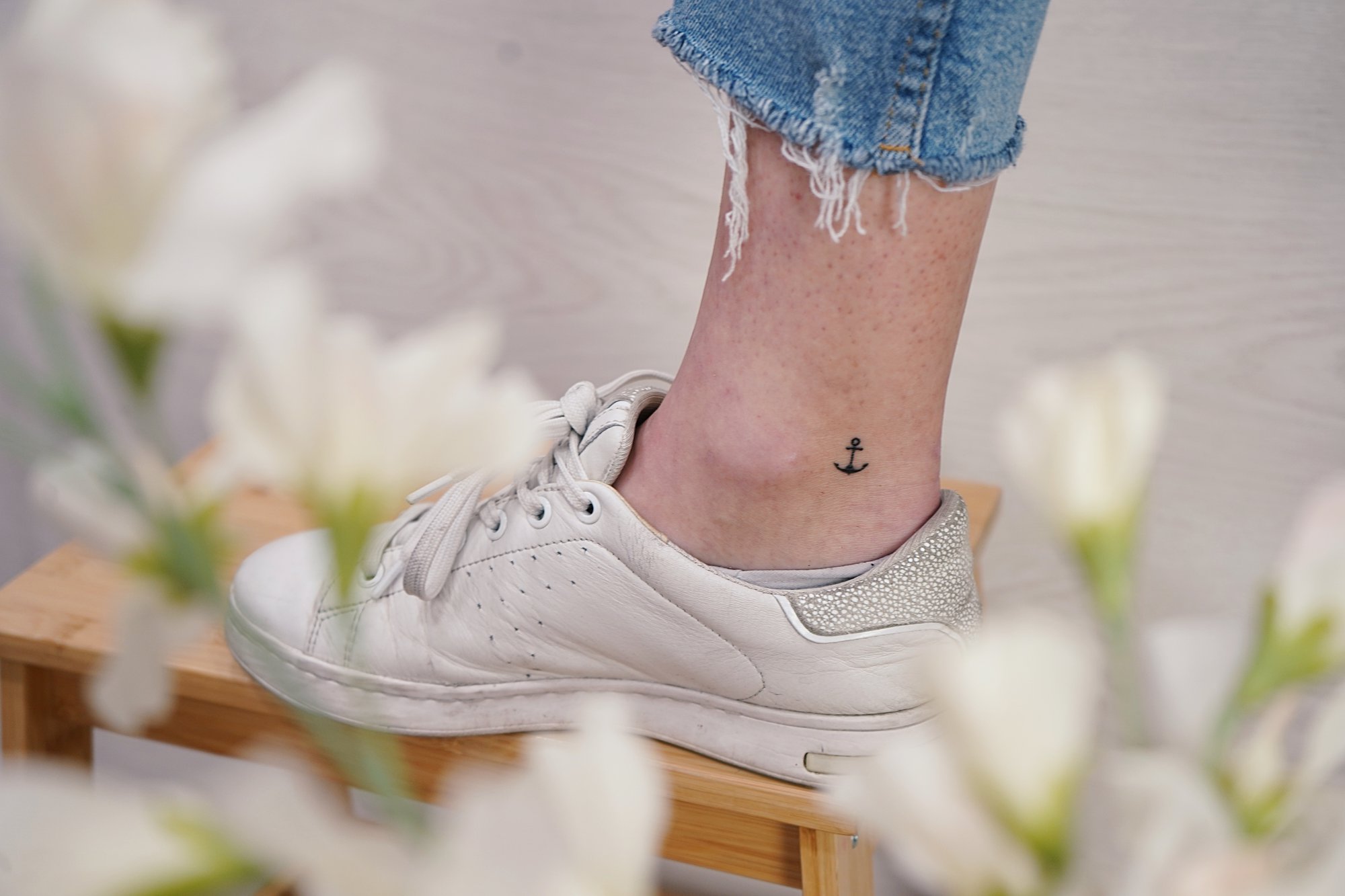 Tatuaje de ancla en zona desconocida, línea fina