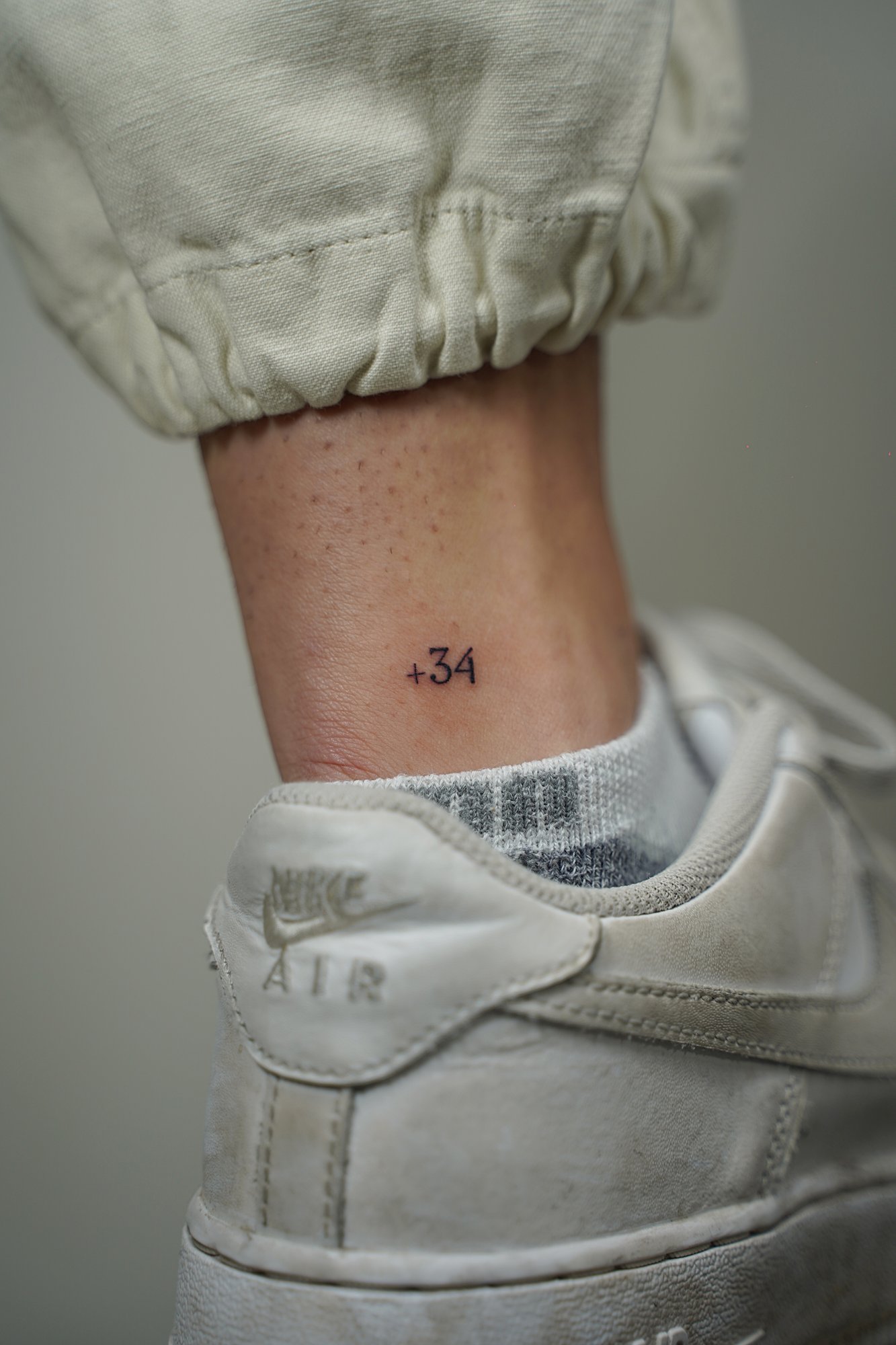 Tatuaje de arbol creacion en zona desconocida, línea fina