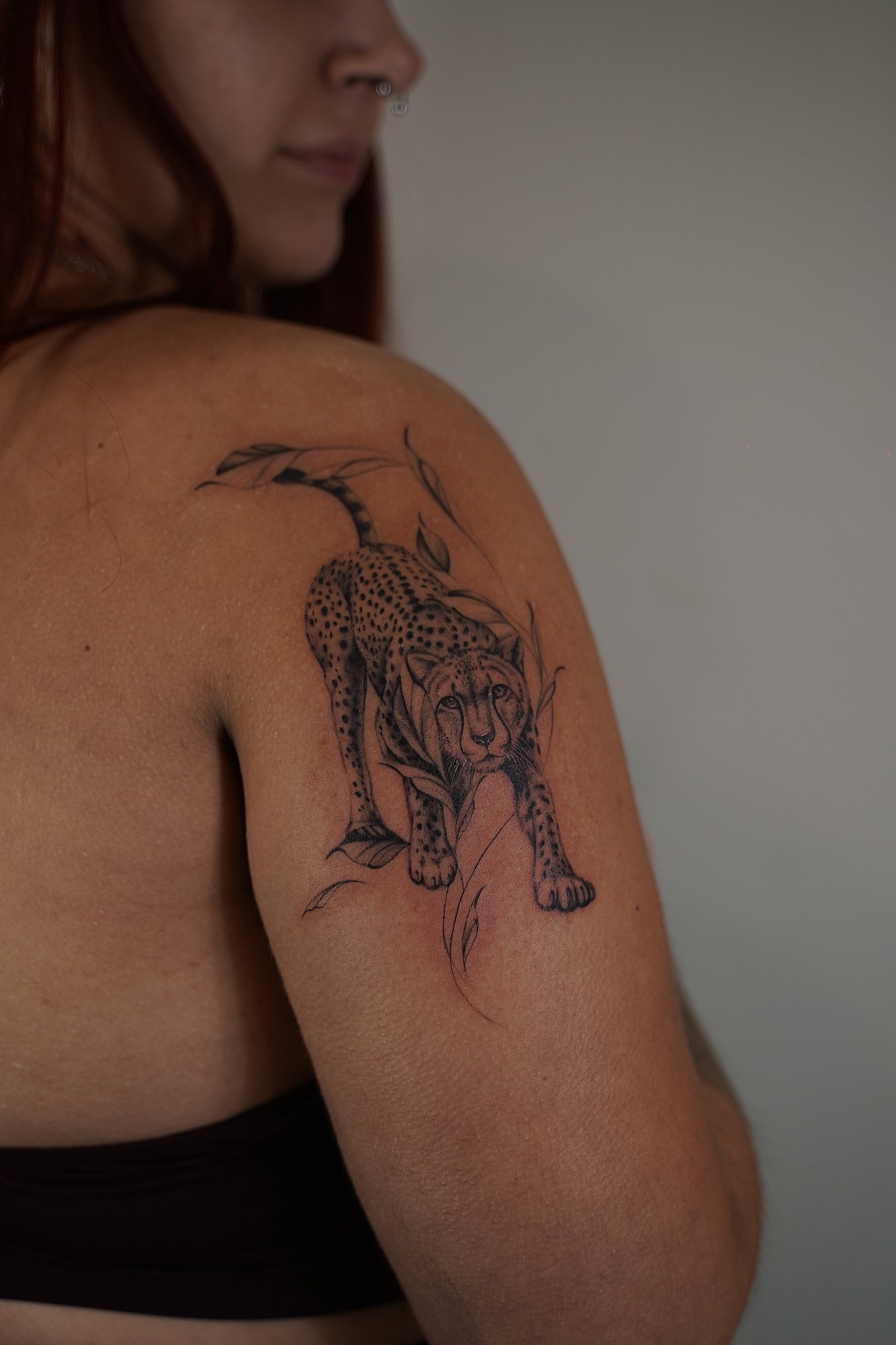 Tatuaje de arbol en muneca, línea fina
