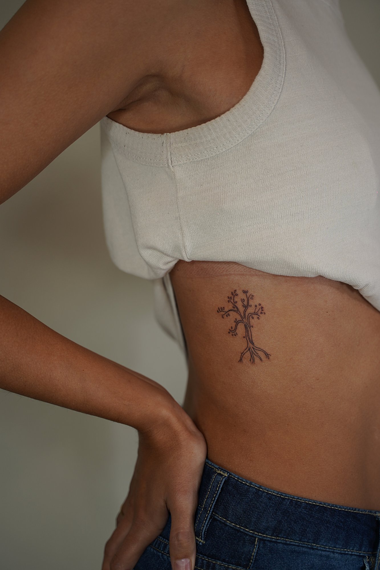 Tatuaje de arbol en zona desconocida, línea fina