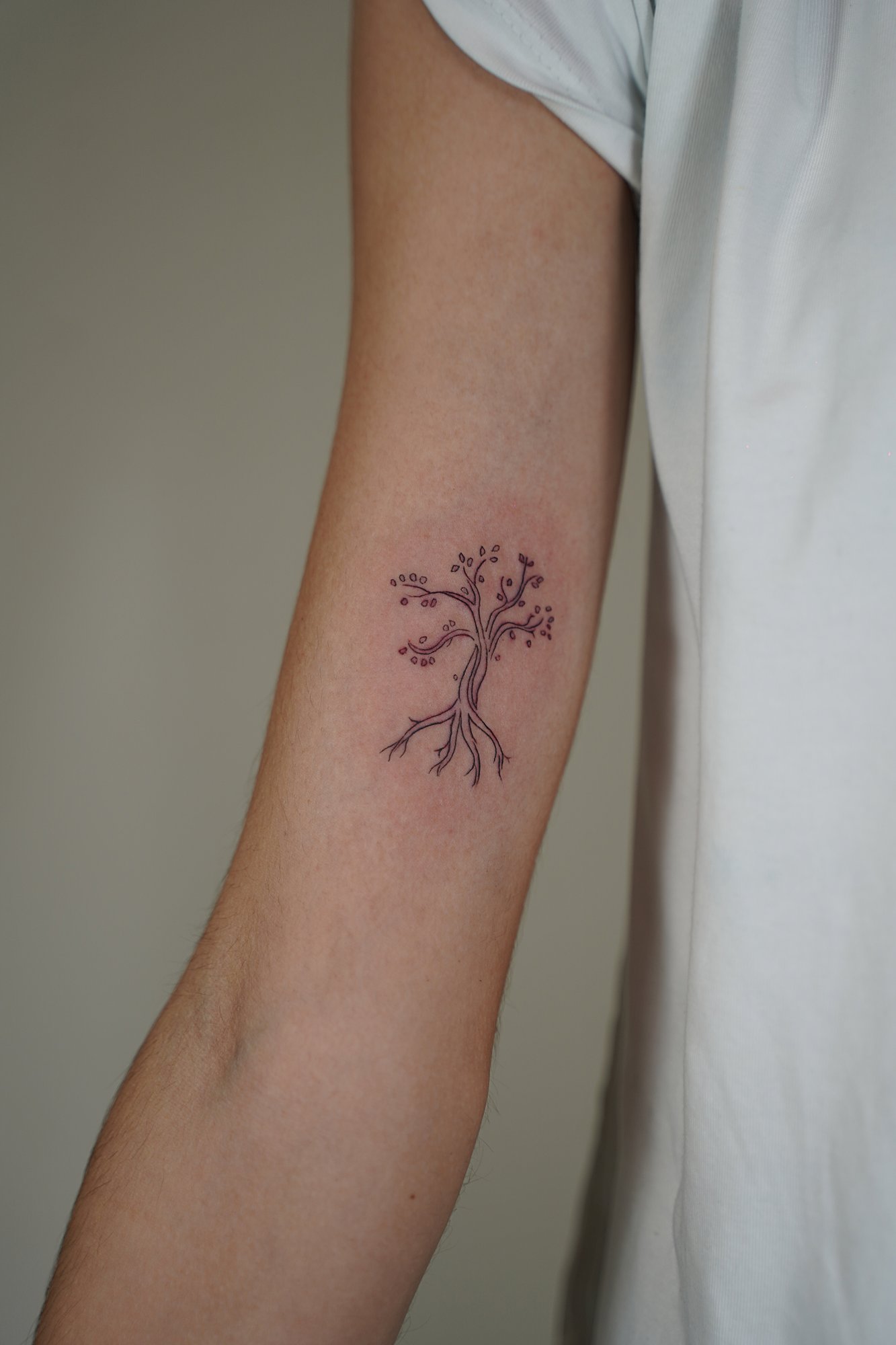 Tatuaje de arbol en zona desconocida, línea fina