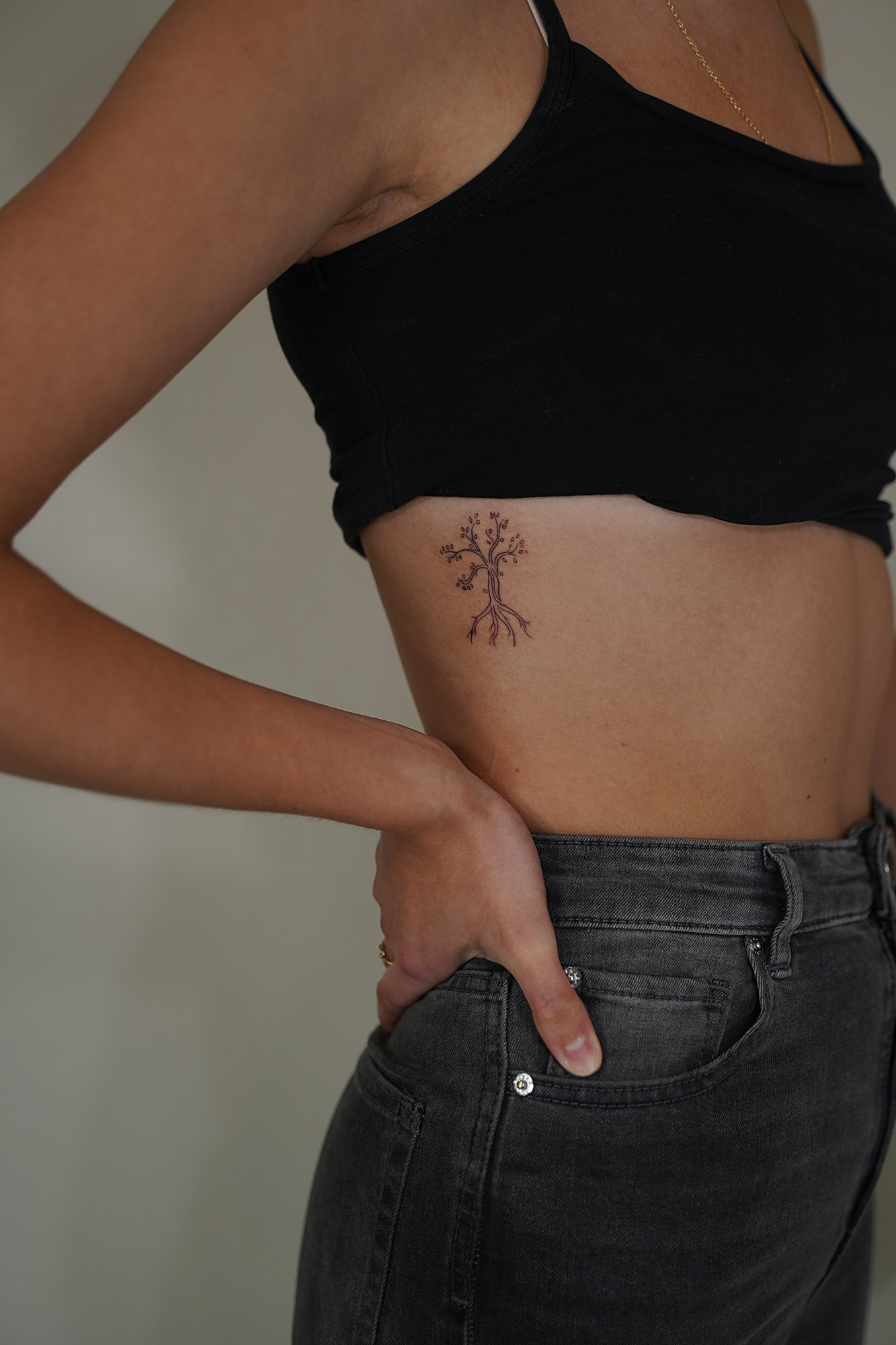 Tatuaje de arbol en zona desconocida, línea fina