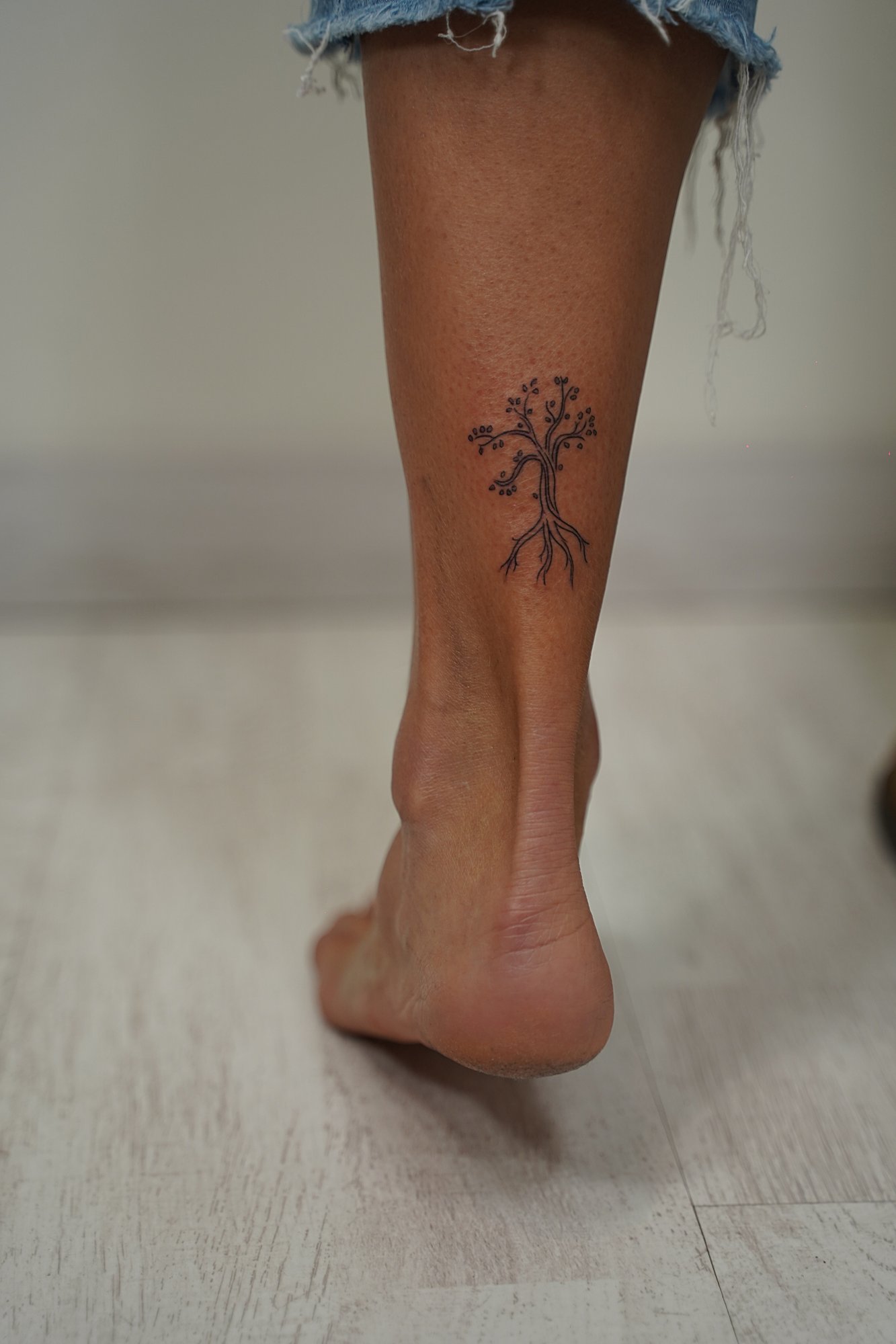 Tatuaje de arbol en zona desconocida, línea fina