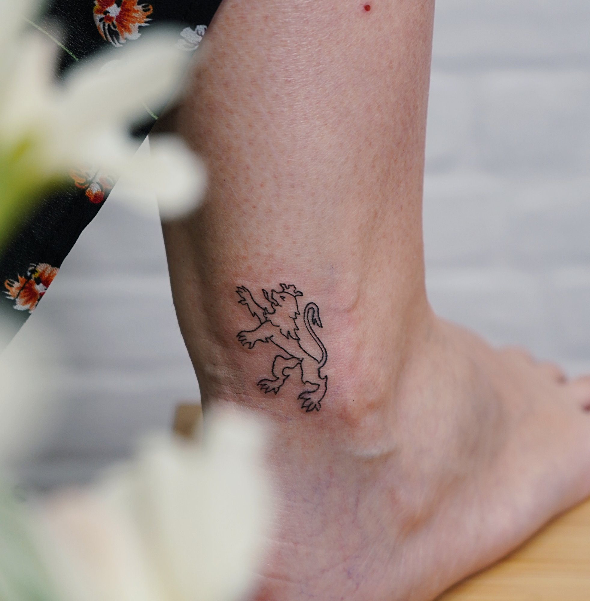 Tatuaje de astronauta en biceps, línea fina