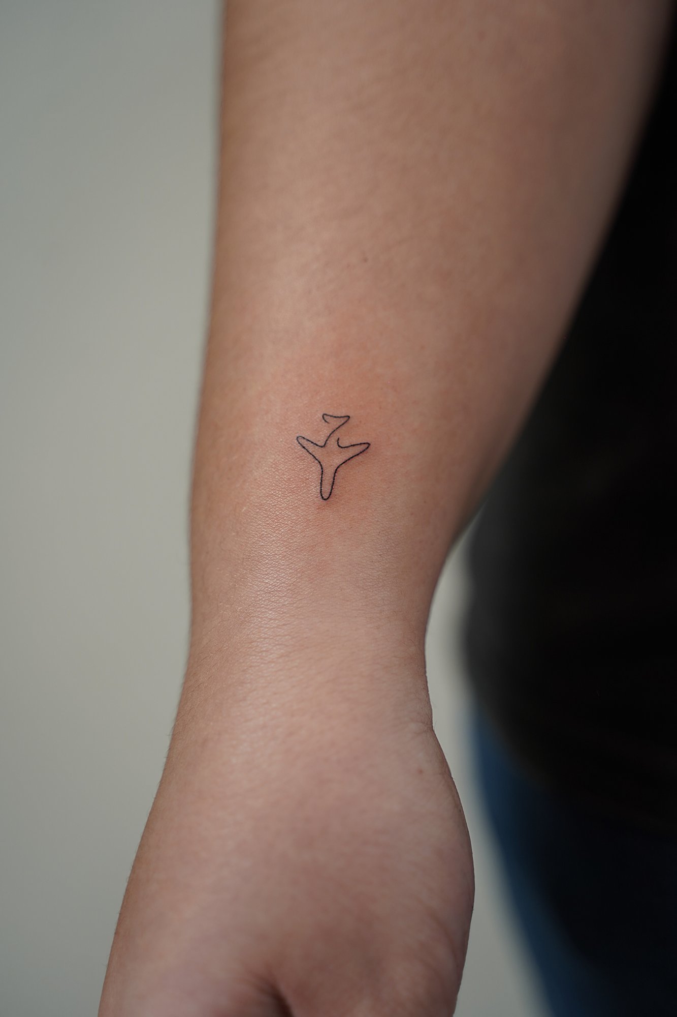 Tatuaje de avion simple en zona desconocida, línea fina