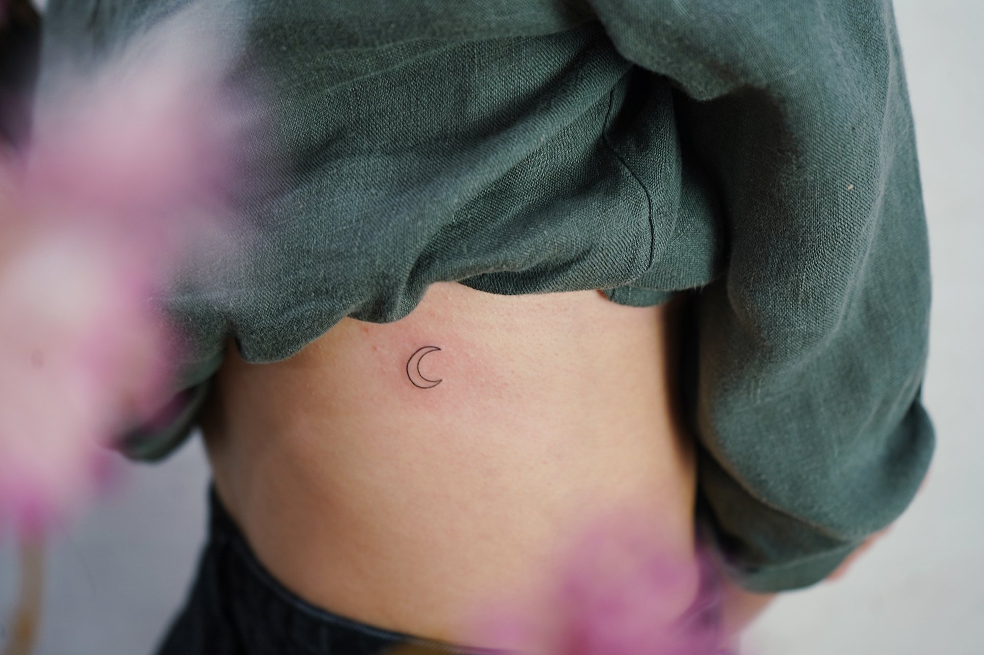 Tatuaje de avion en zona desconocida, línea fina