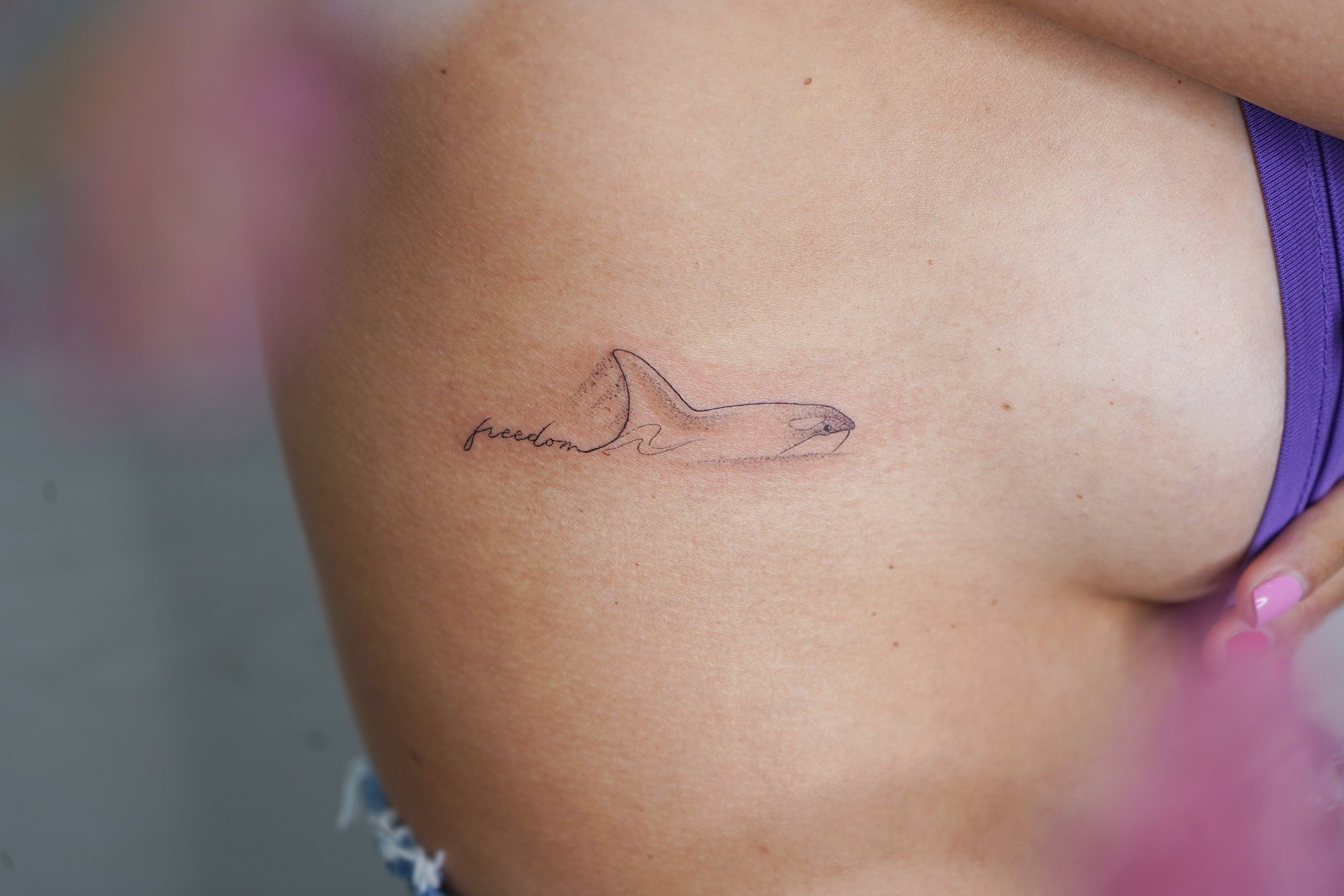 Tatuaje de barco papel en zona desconocida, línea fina