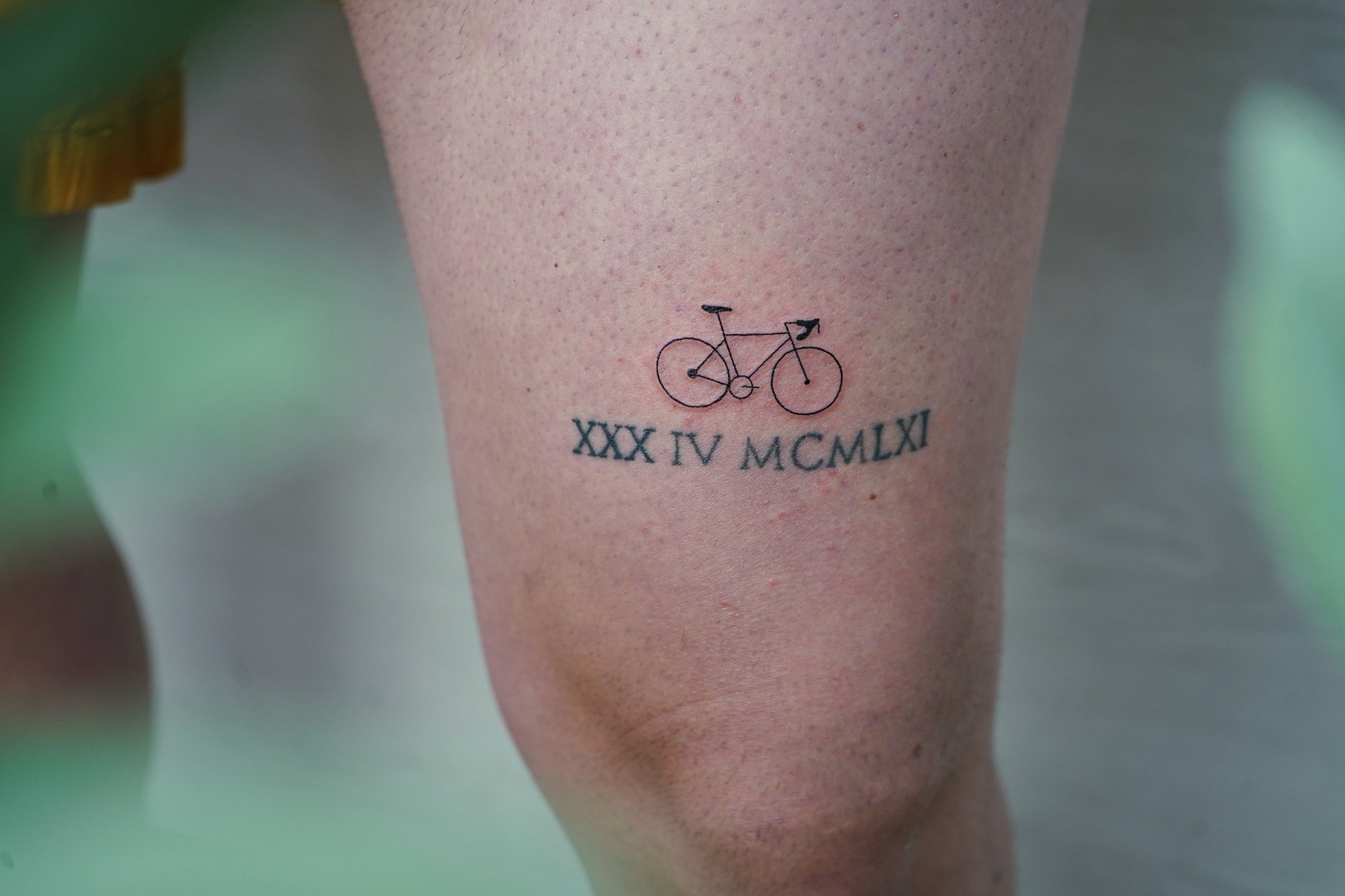 Tatuaje de bicicletas en rodilla, línea fina