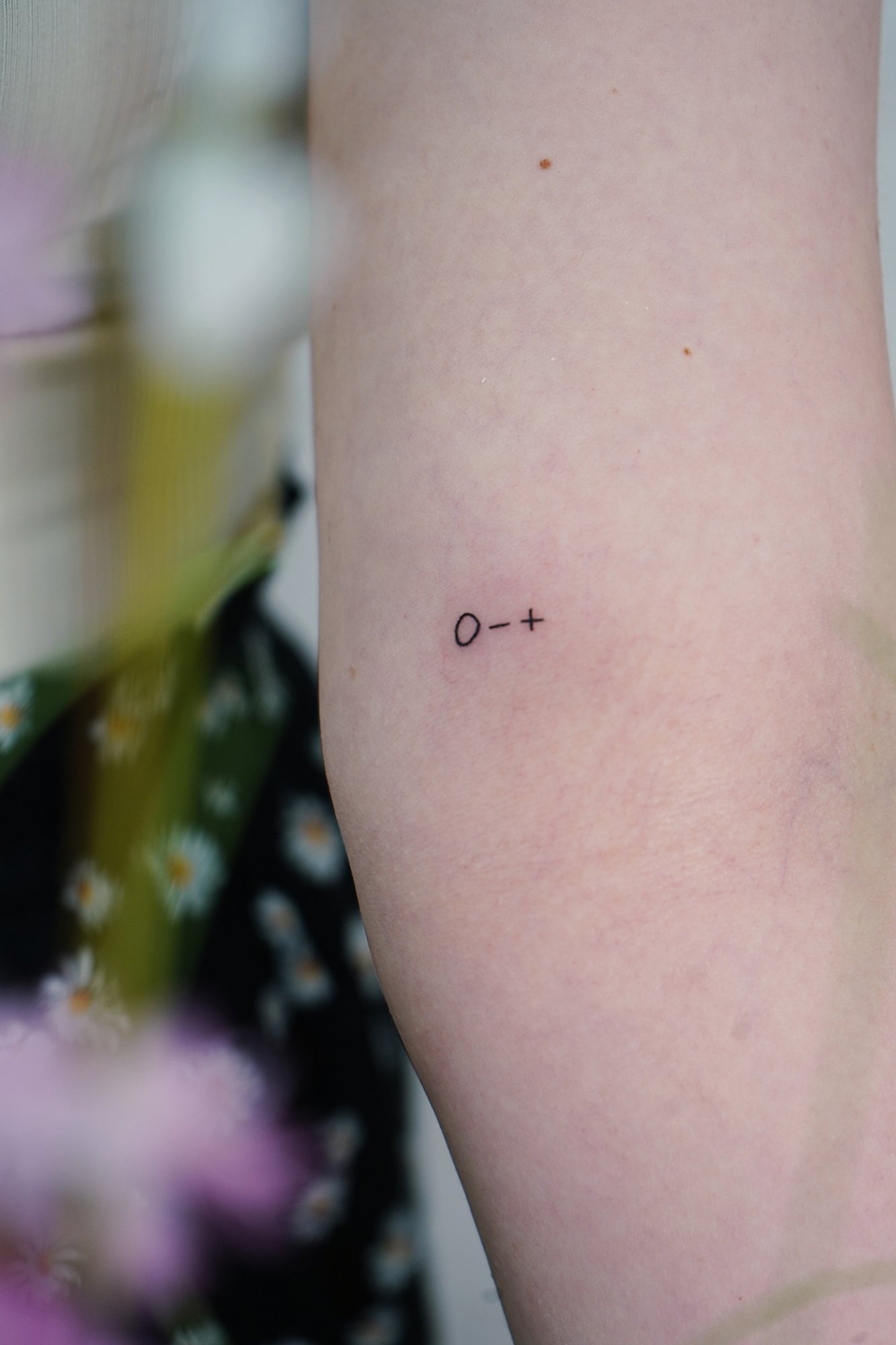 Tatuaje de bruja volando en zona desconocida, línea fina