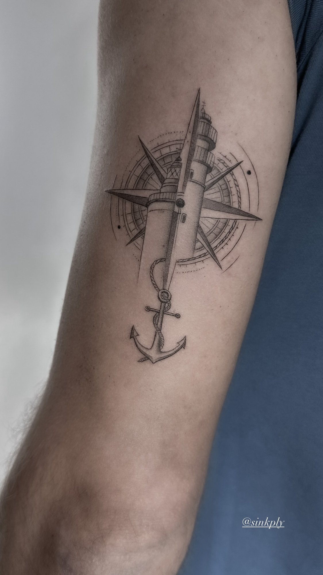 Tatuaje de brujula faro ancla nautico en brazo, línea fina