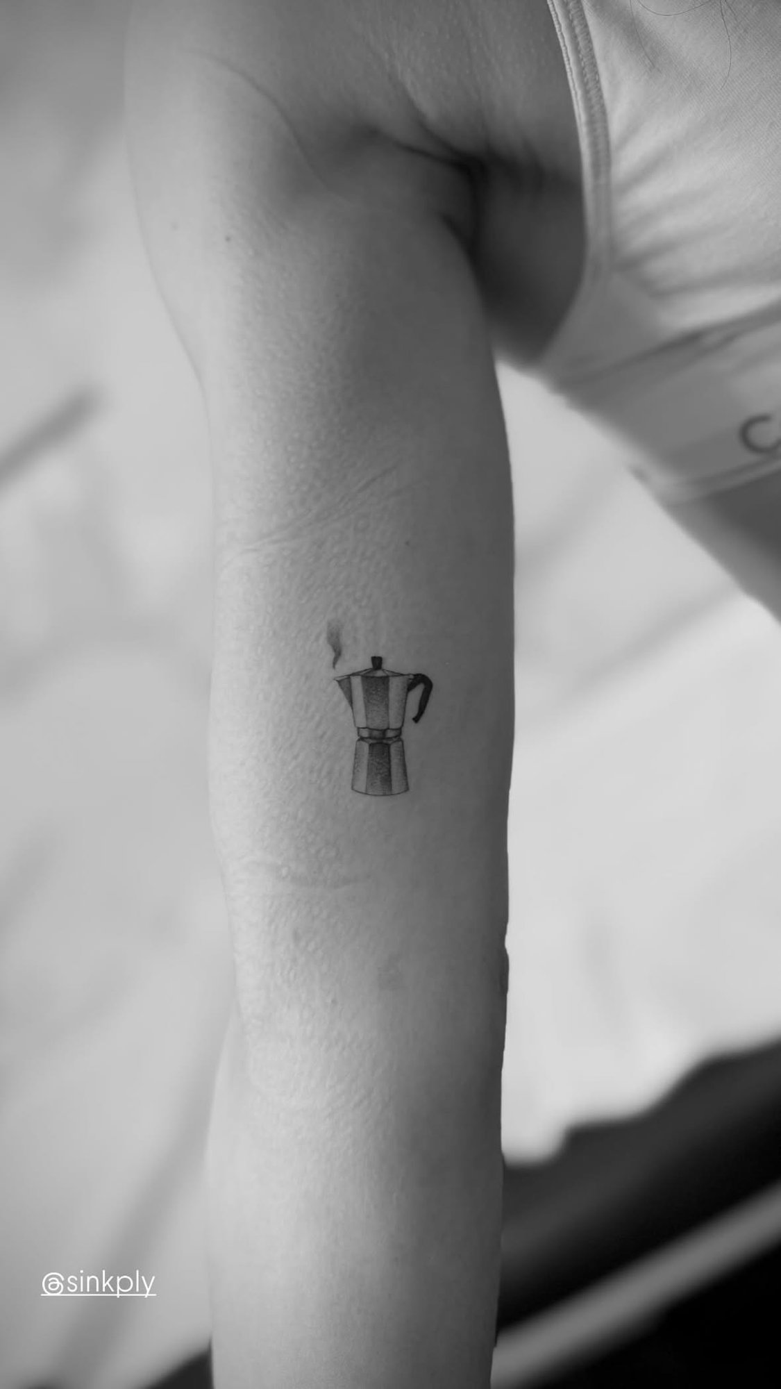 Tatuaje de cafetera moka italiana vapor en brazo, línea fina
