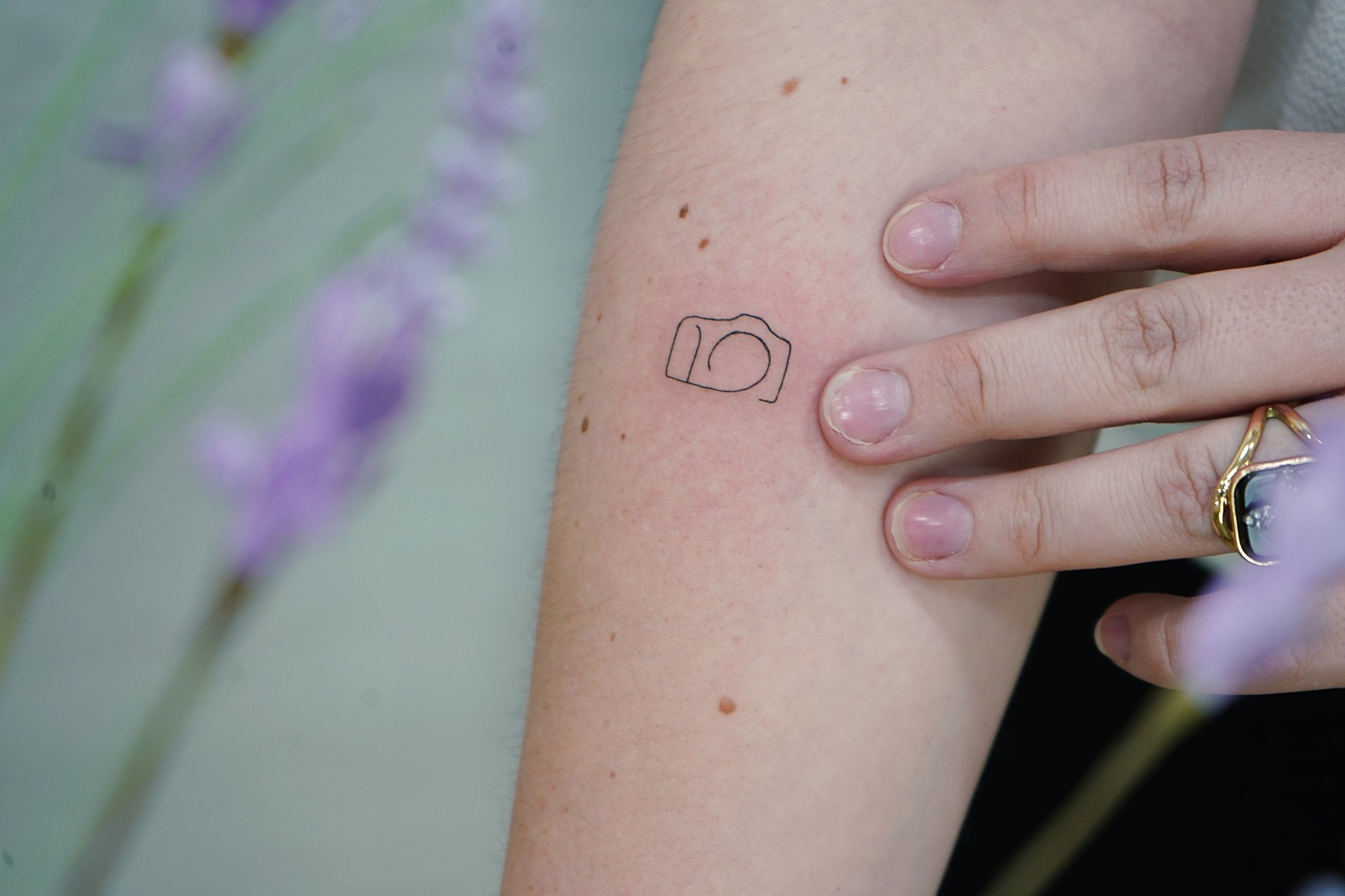 Tatuaje de camara lineal en zona desconocida, línea fina