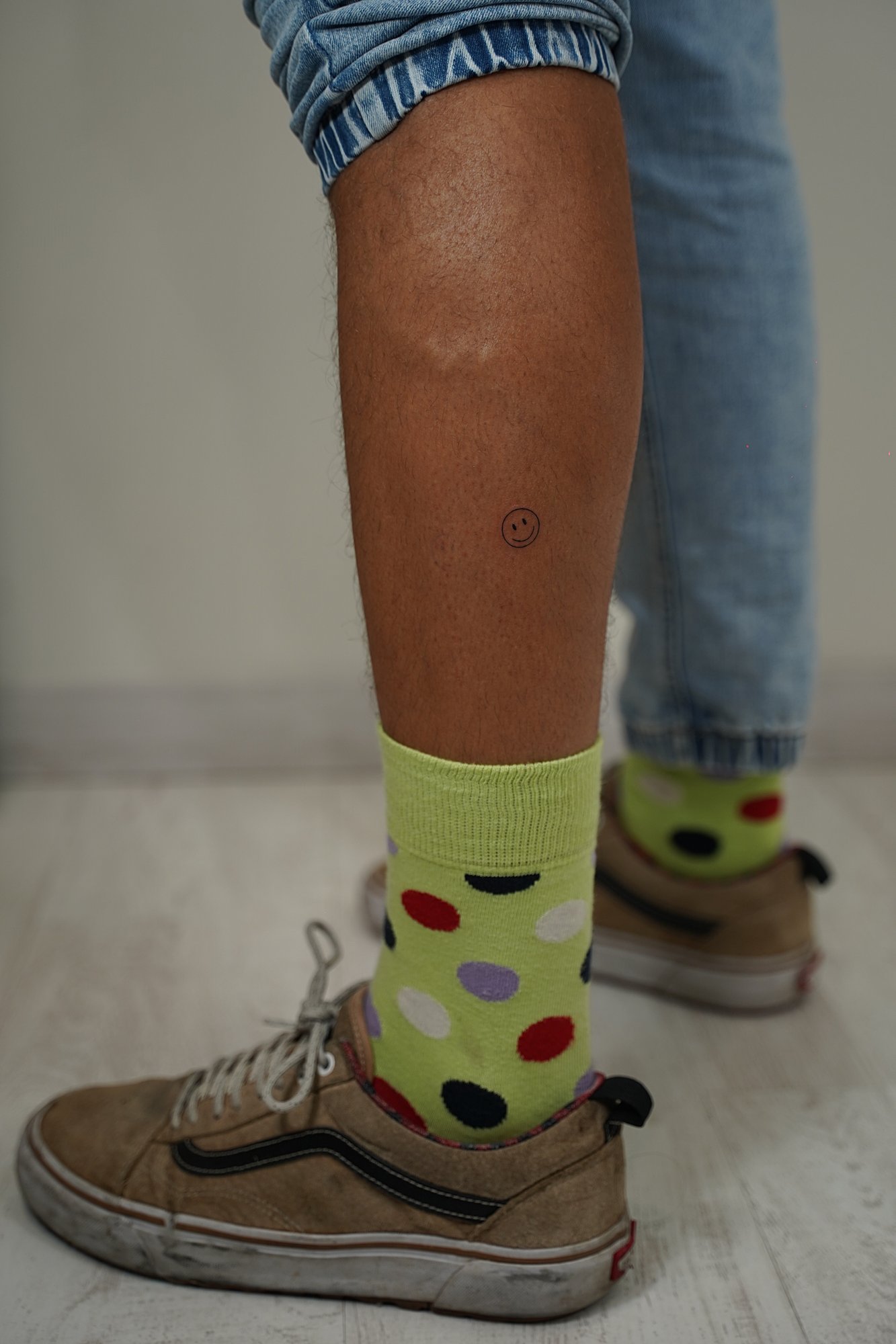 Tatuaje de carita feliz en zona desconocida, línea fina