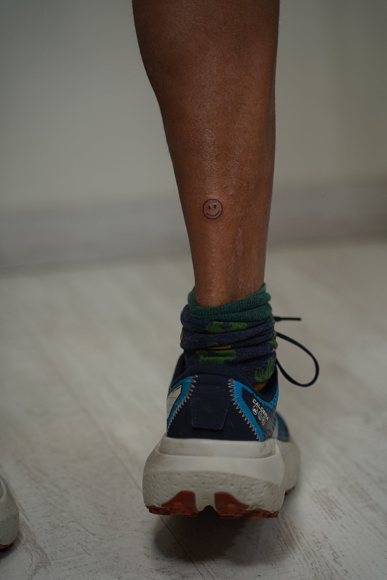 Tatuaje de carita feliz en zona desconocida, línea fina