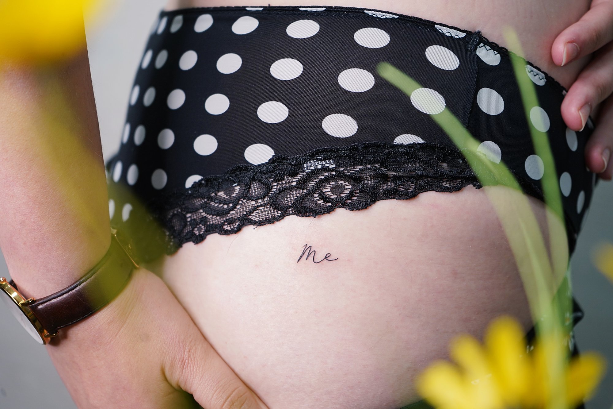 Tatuaje de carita feliz en zona desconocida, línea fina