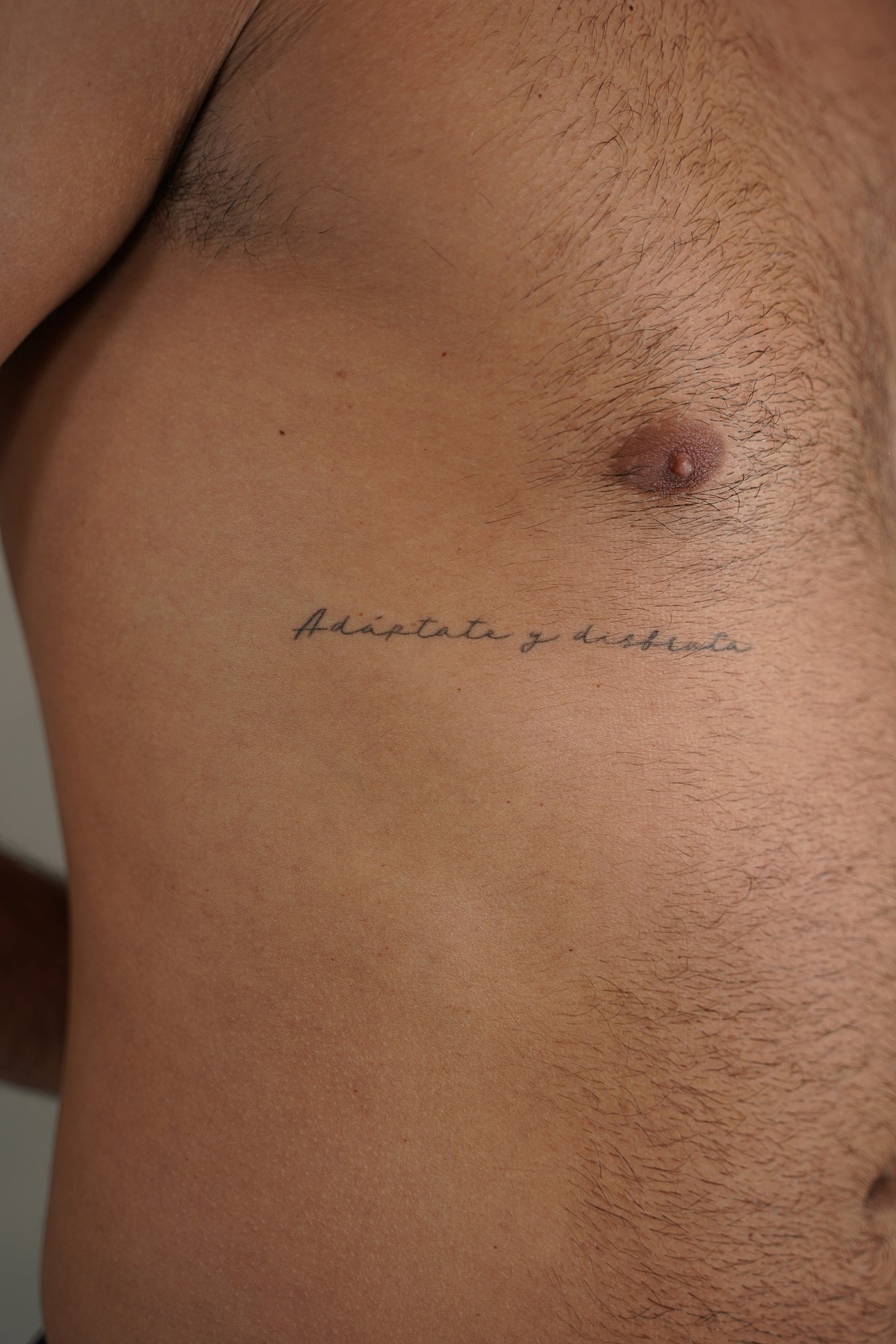 Tatuaje de carita feliz en zona desconocida, línea fina