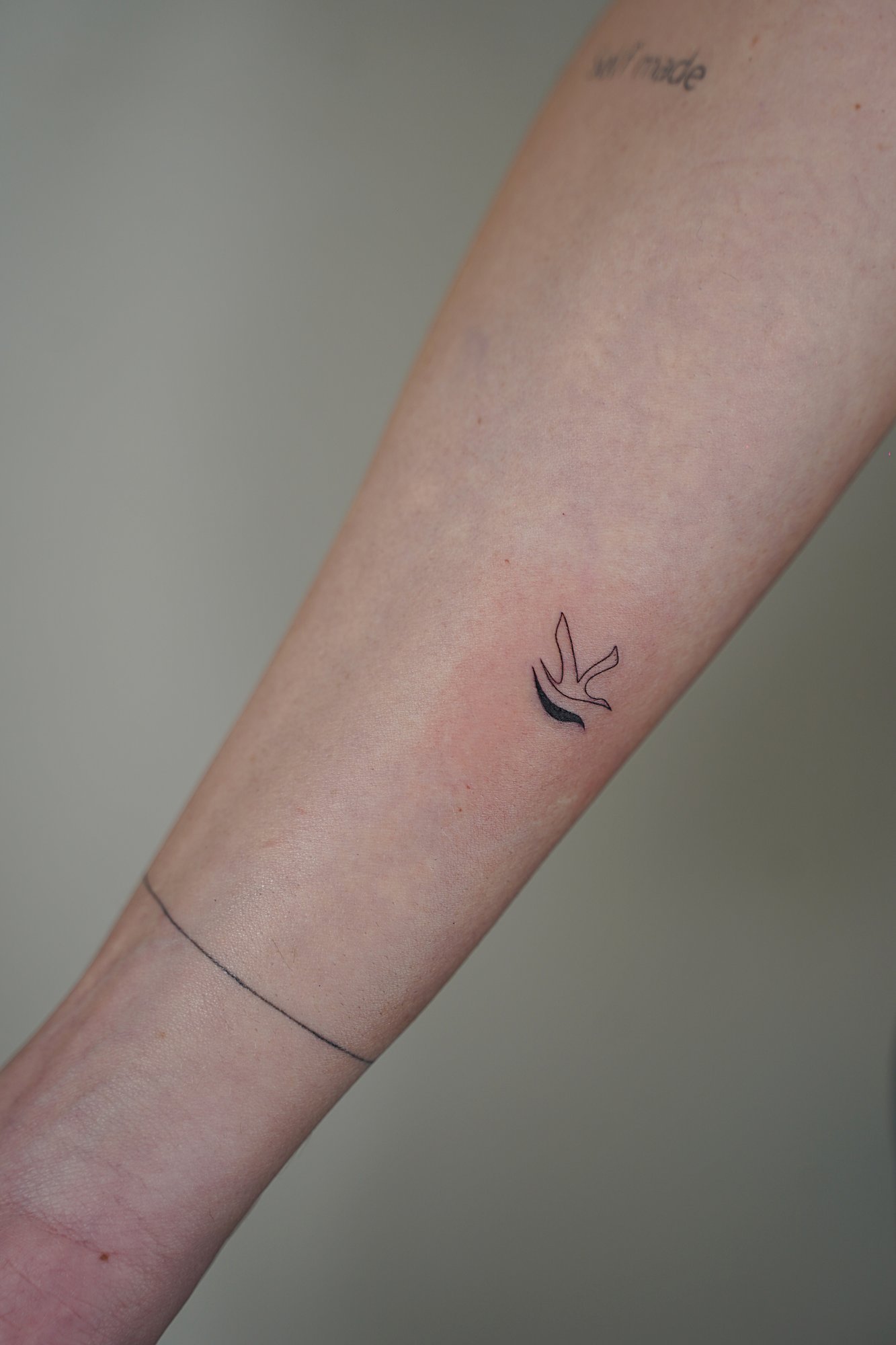 Tatuaje de carita feliz en zona desconocida, línea fina