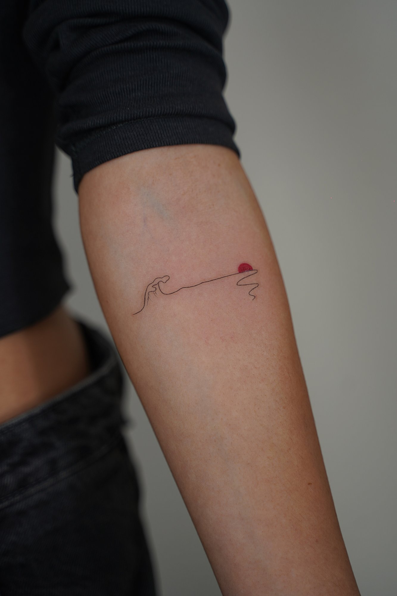 Tatuaje de carta letra j en zona desconocida, línea fina