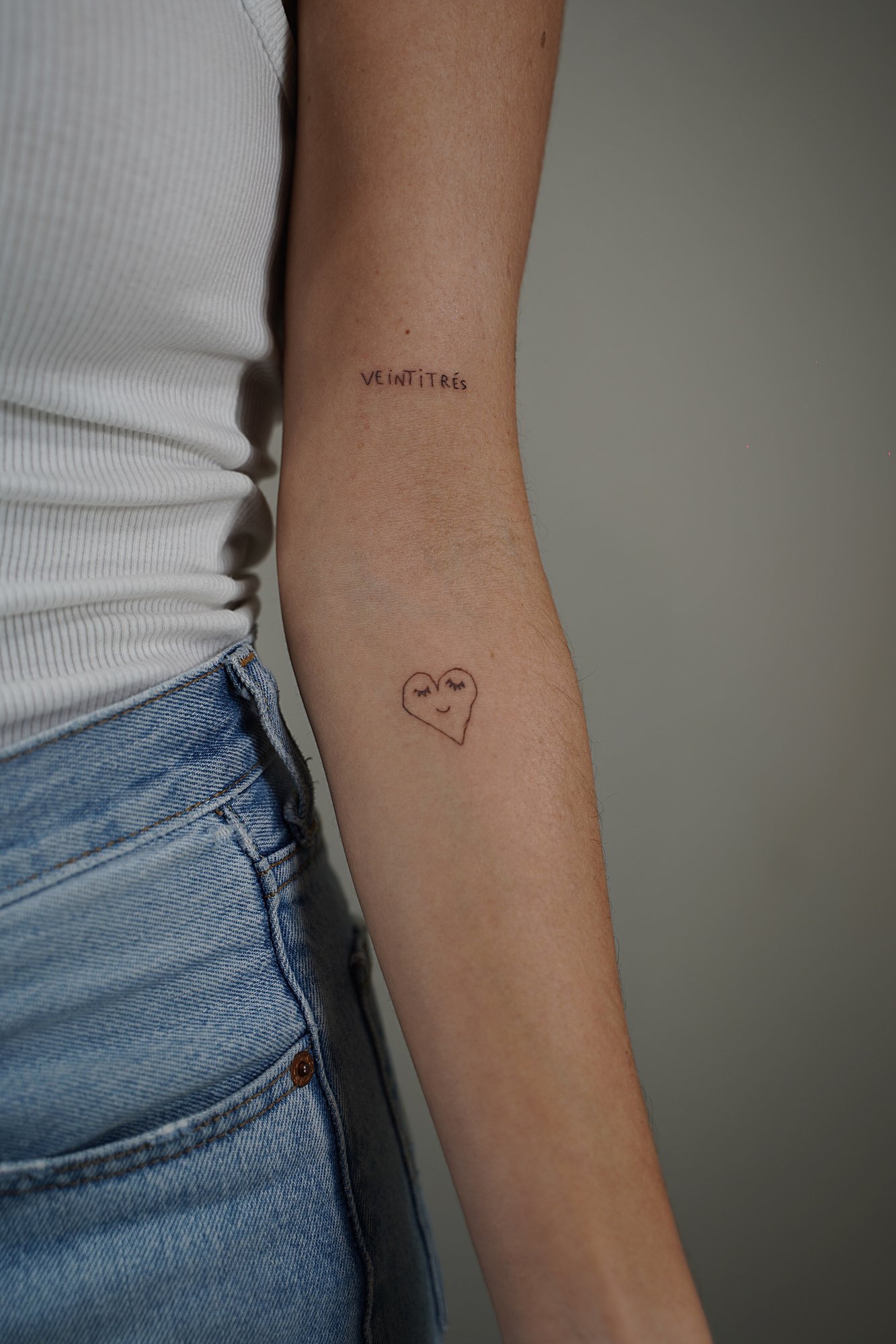 Tatuaje de casa manuscrito en zona desconocida, línea fina