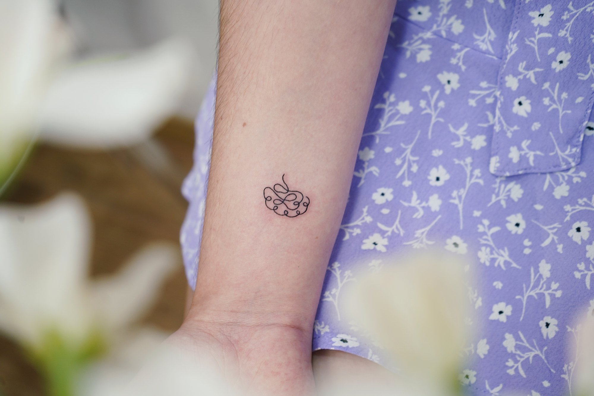Tatuaje de cerebro en muneca, línea fina