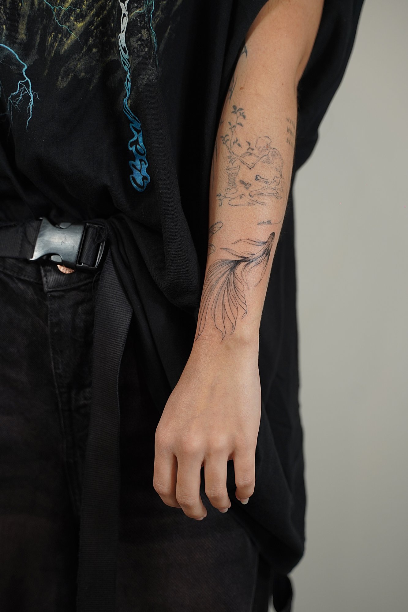 Tatuaje de composicion columna ornamento en zona desconocida, línea fina