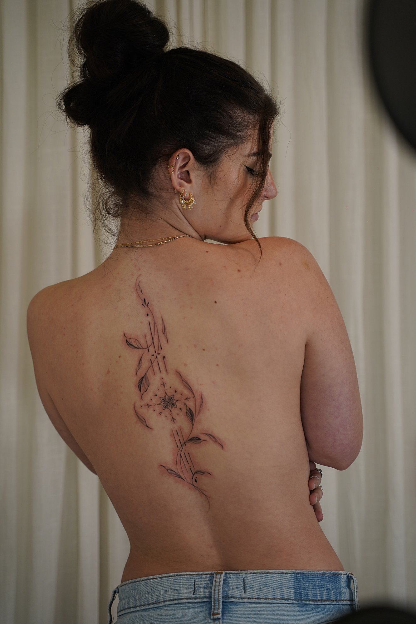 Tatuaje de composicion columna en zona desconocida, línea fina