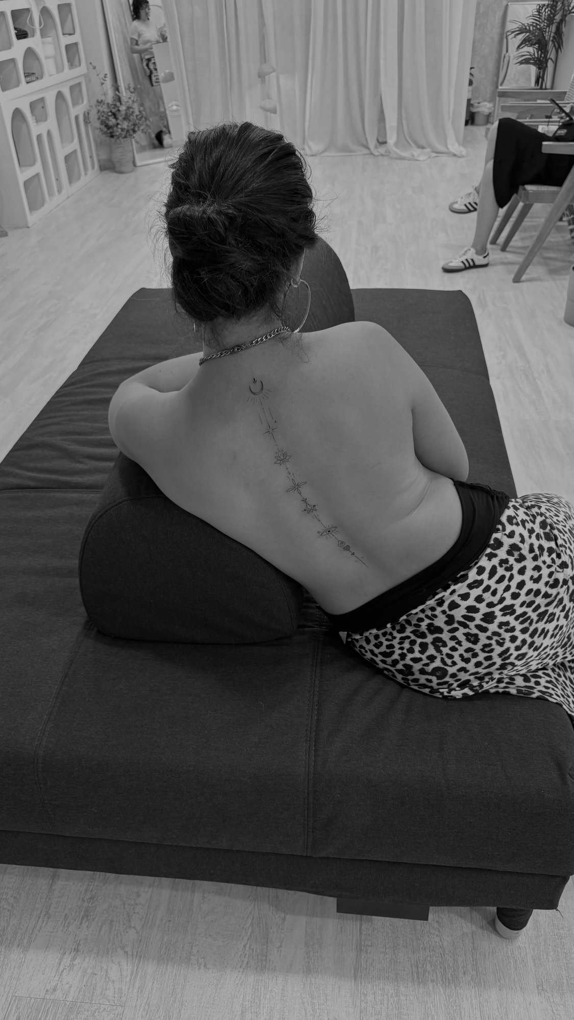 Tatuaje de composicion columna en zona desconocida, línea fina