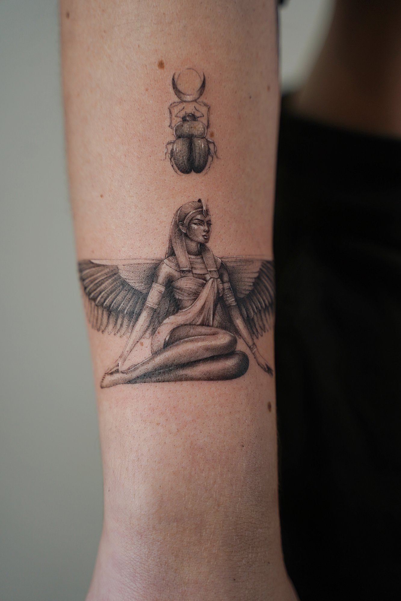 Tatuaje de composicion egipcia en zona desconocida, línea fina
