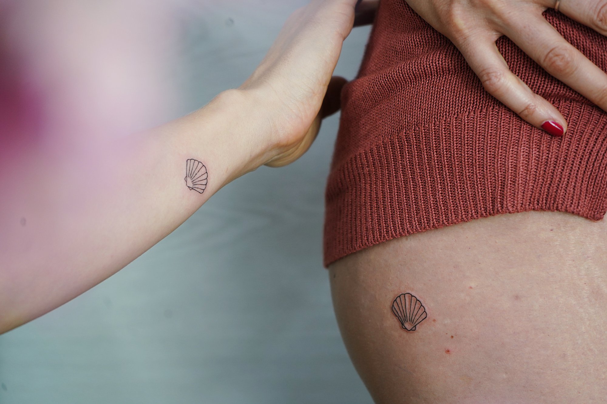 Tatuaje de concha mar en zona desconocida, línea fina