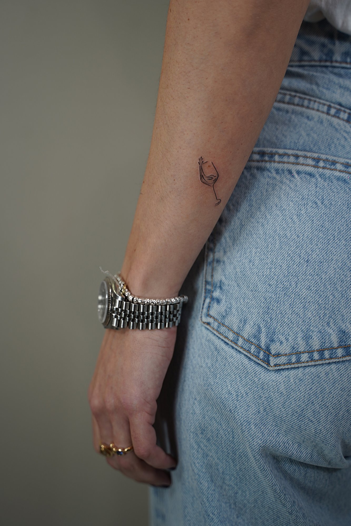Tatuaje de copa derramada en zona desconocida, línea fina
