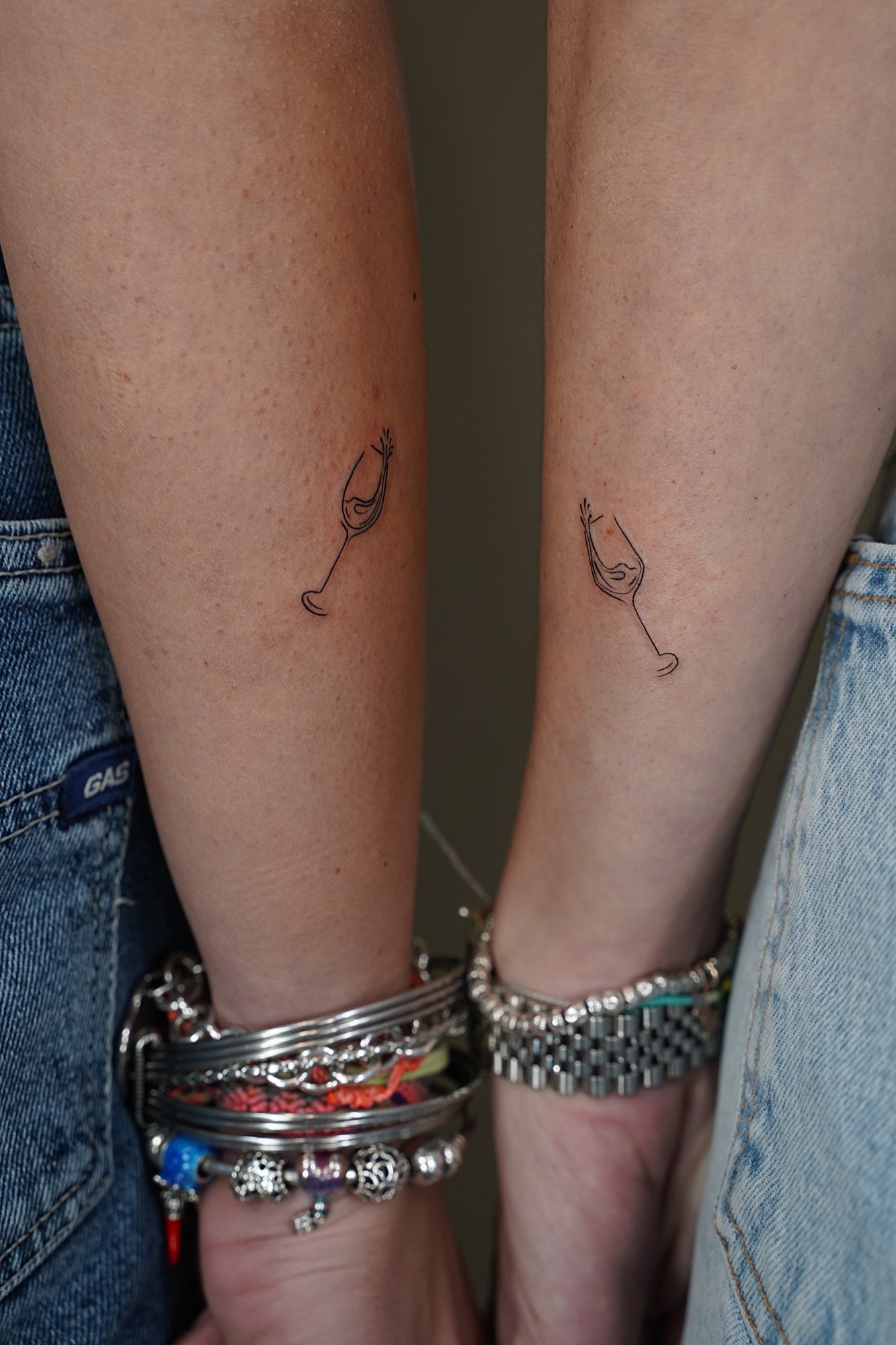 Tatuaje de copa derramada en zona desconocida, línea fina