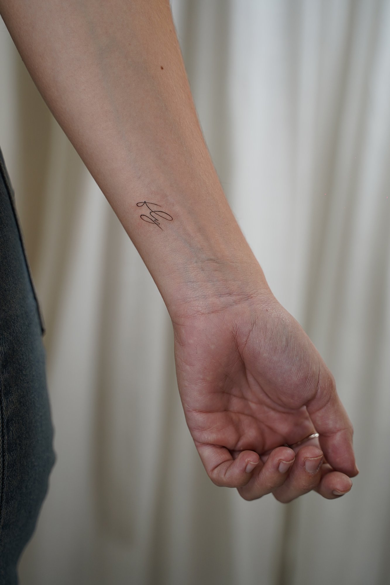 Tatuaje de copa derramada en zona desconocida, línea fina