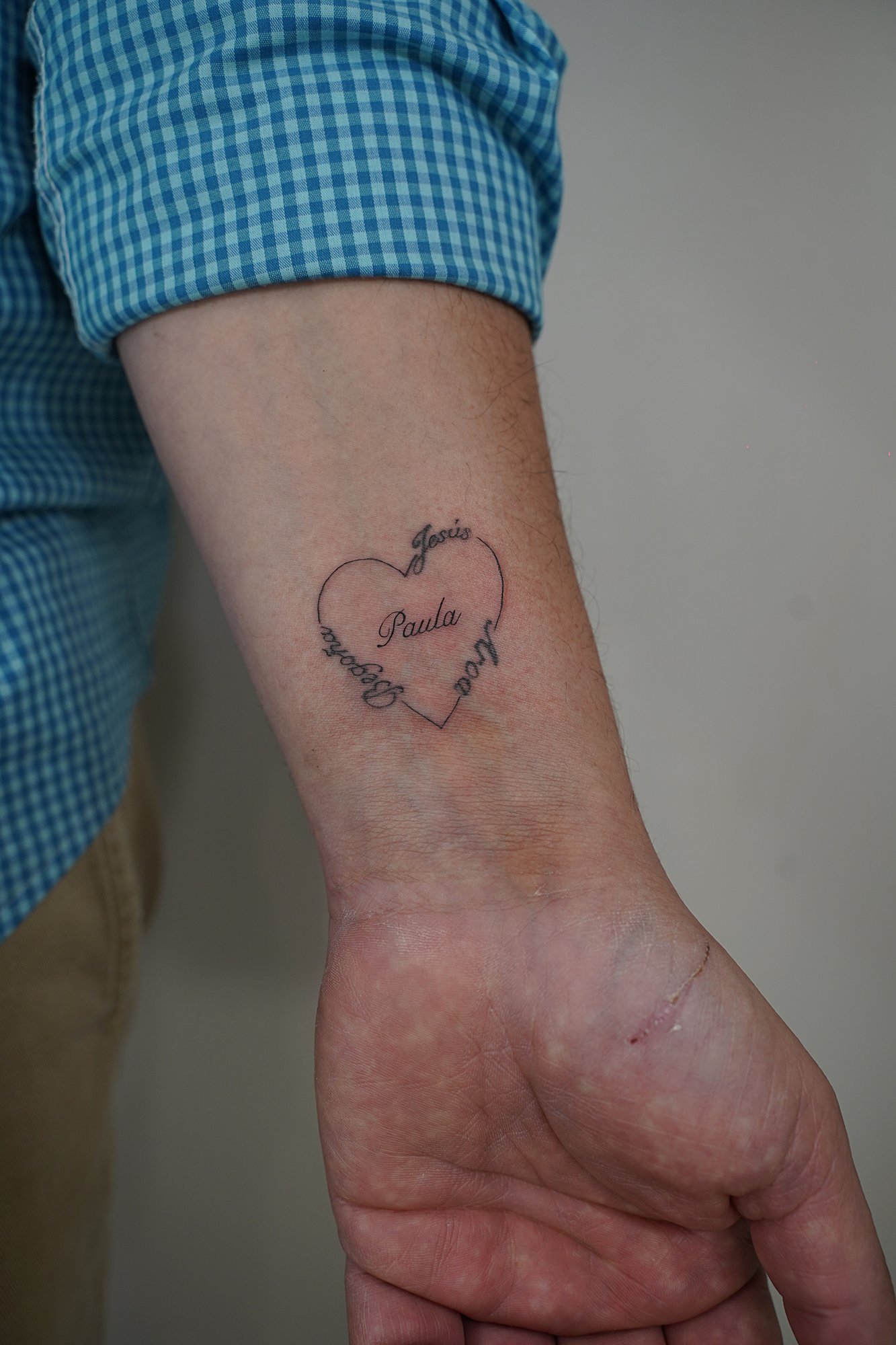 Tatuaje de copa en zona desconocida, línea fina