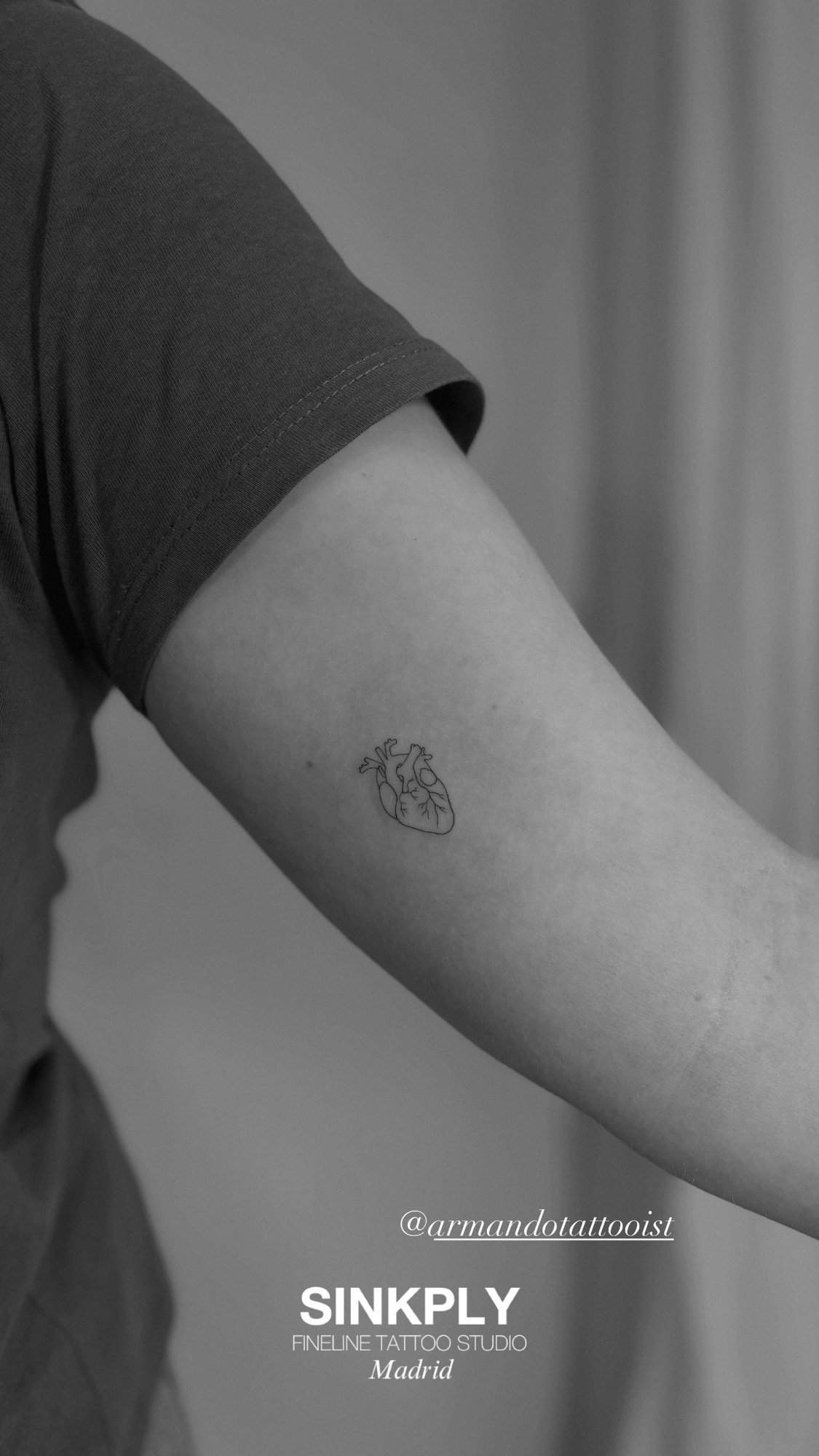 Tatuaje de corazon anatomico fineline en brazo, línea fina