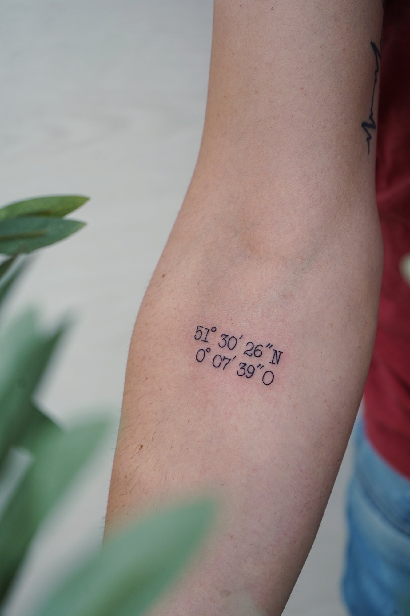 Tatuaje de corazon cerebro en antebrazo, línea fina