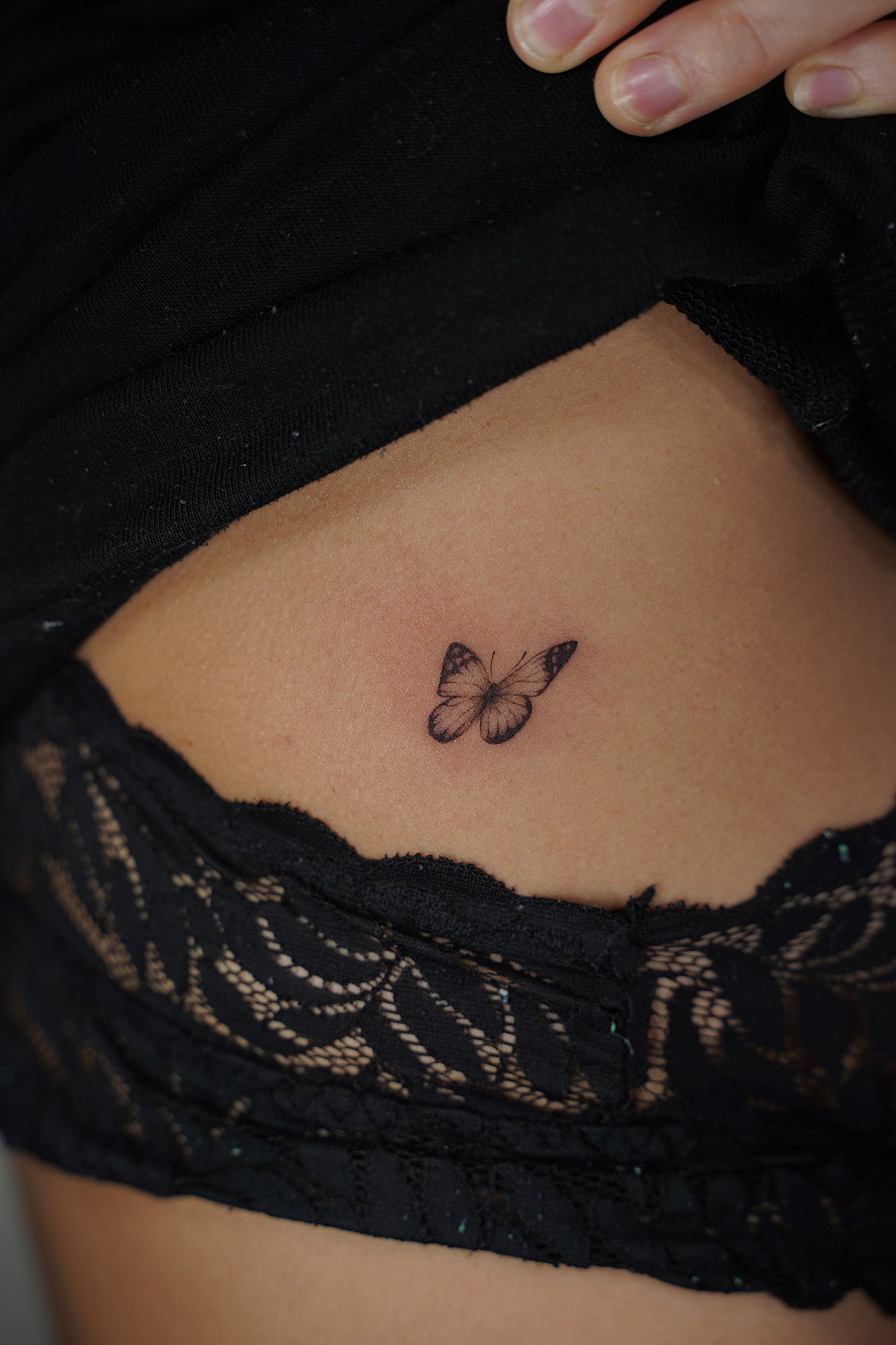 Tatuaje de corazon espinas en zona desconocida, línea fina