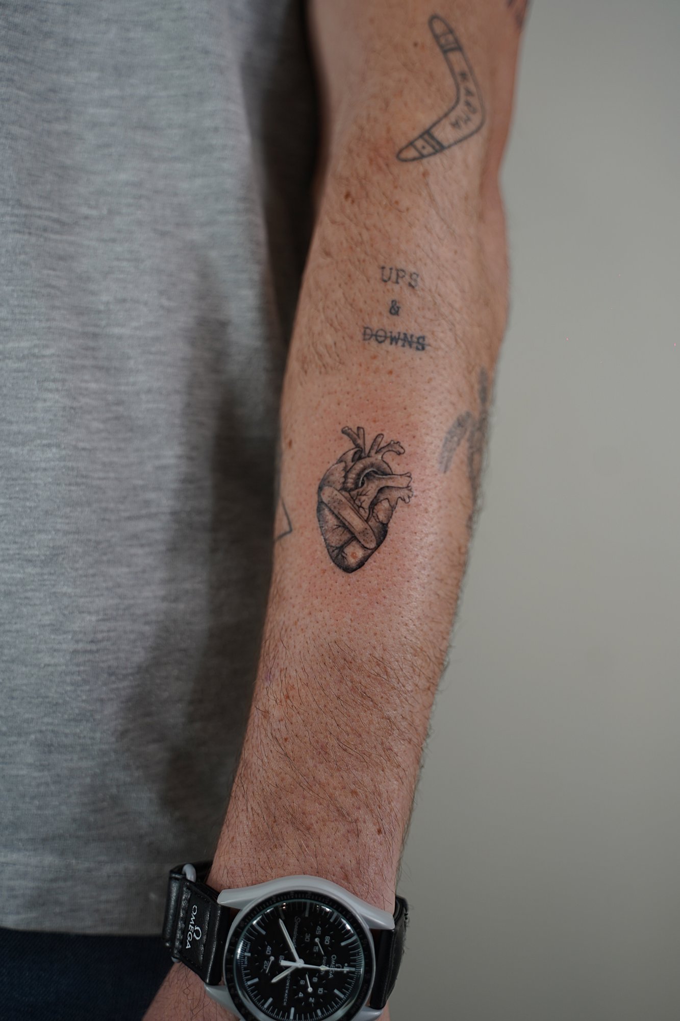 Tatuaje de corazon realista en antebrazo, línea fina
