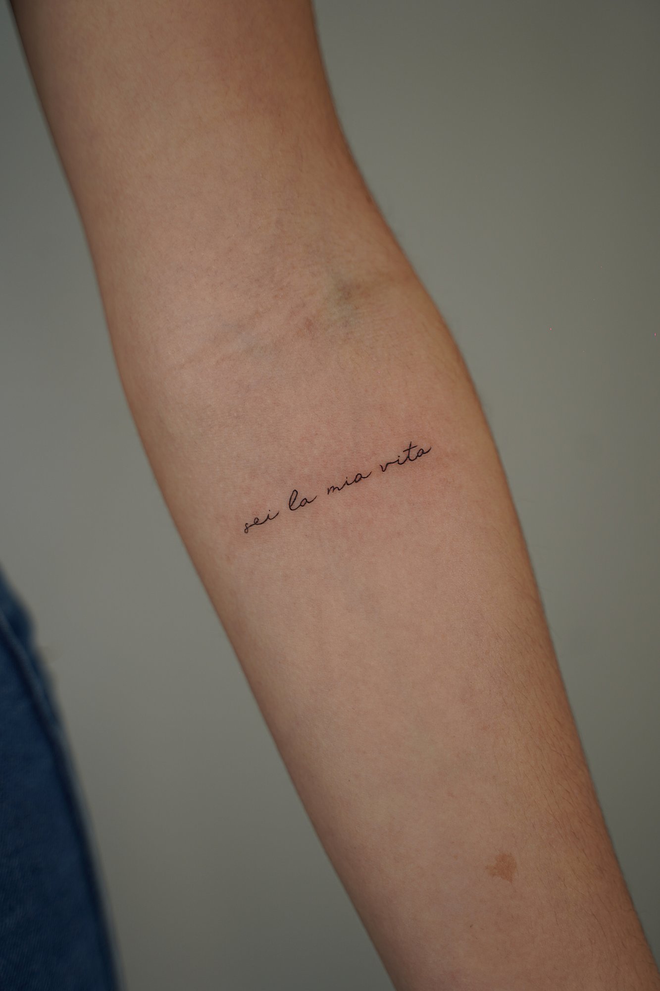 Tatuaje de corazon rojo en zona desconocida, línea fina