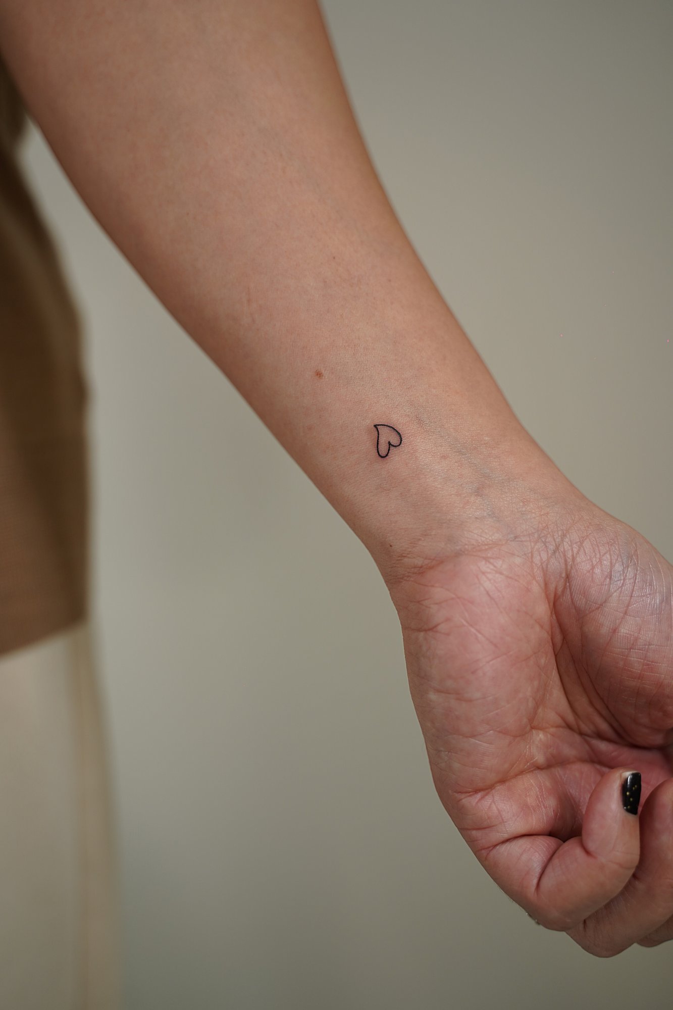 Tatuaje de corazon simple en zona desconocida, línea fina