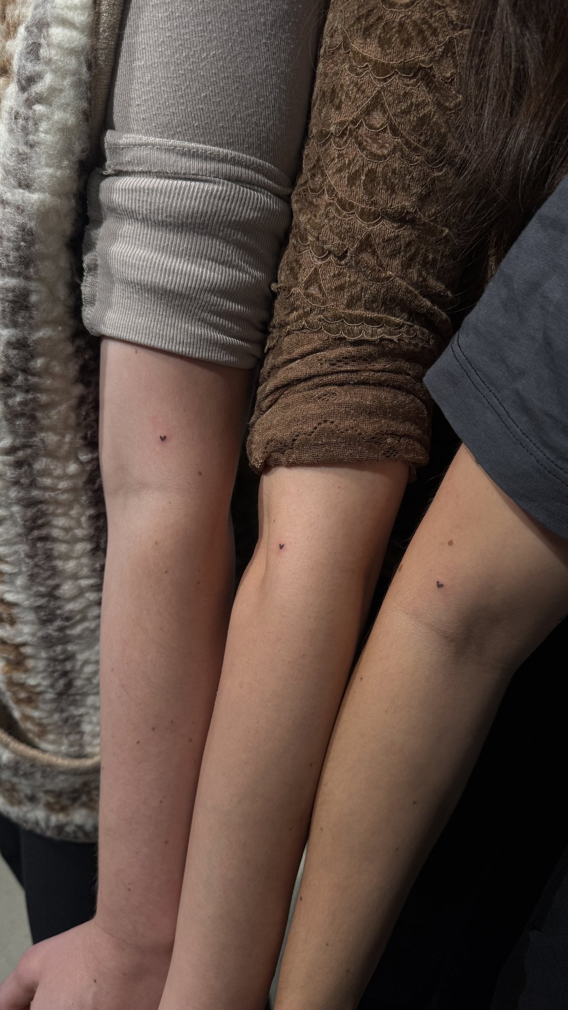 Tatuaje de corazon simple en zona desconocida, línea fina