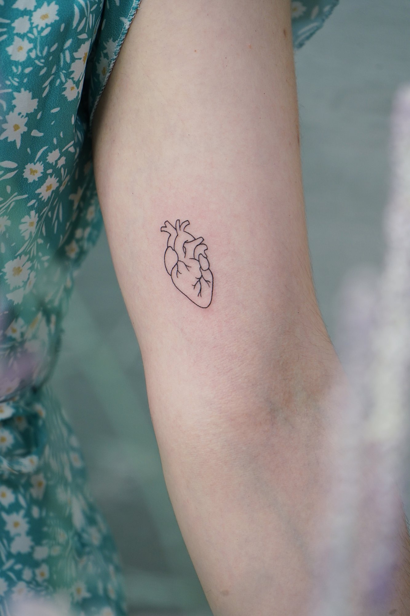 Tatuaje de corazon simple en zona desconocida, línea fina