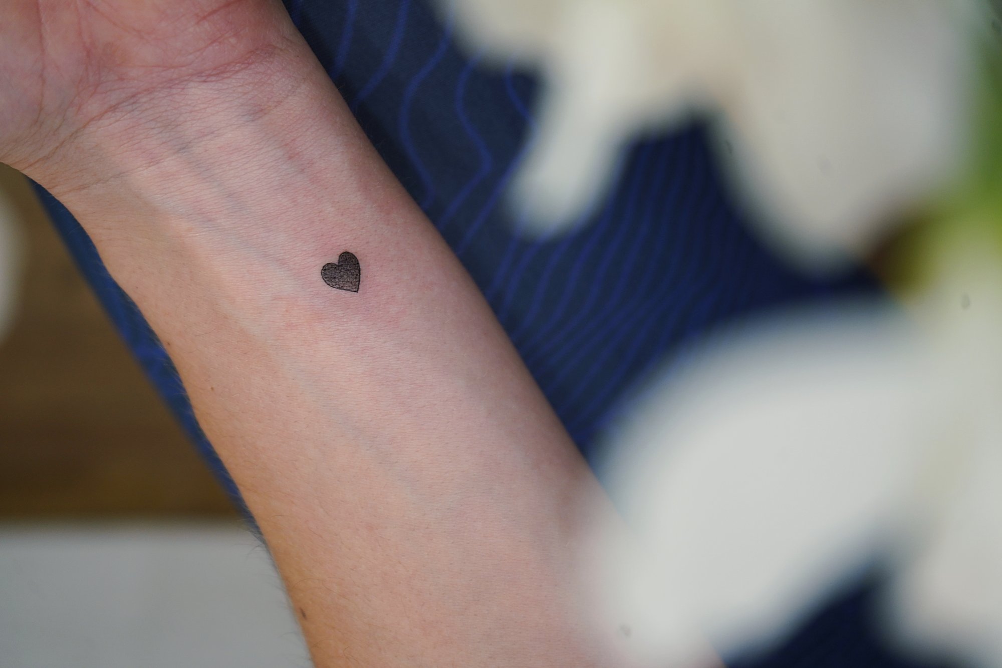 Tatuaje de corazon simple en zona desconocida, línea fina