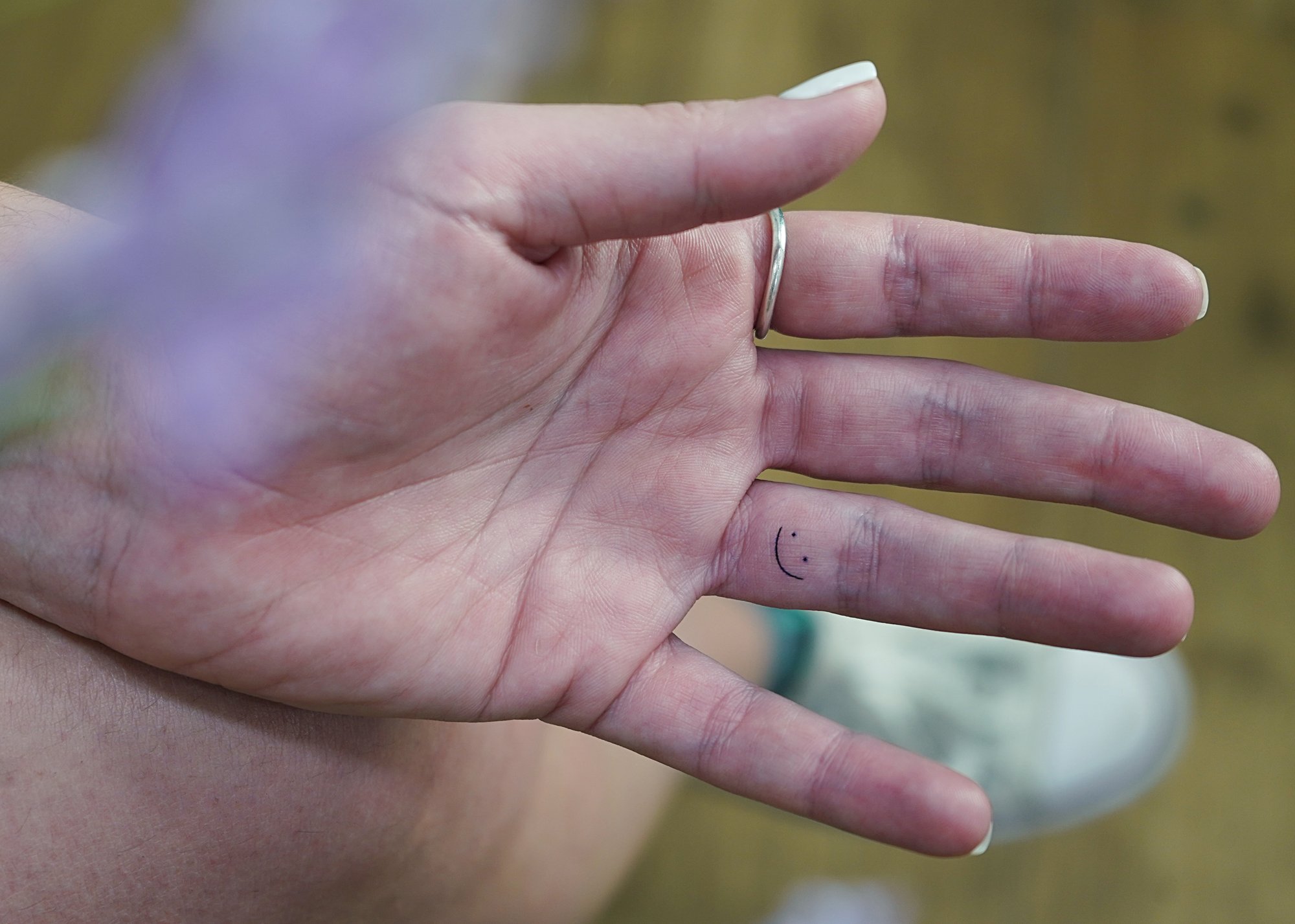 Tatuaje de corazon simple en zona desconocida, línea fina