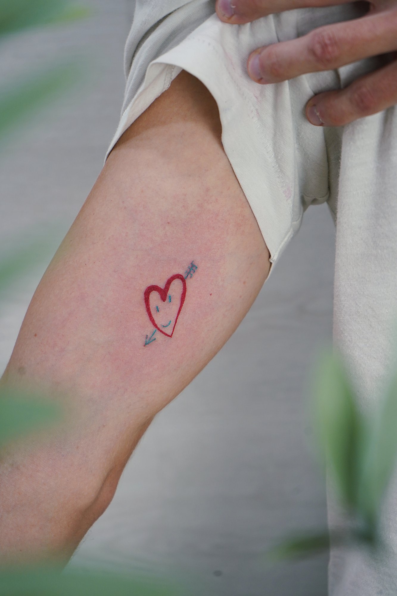 Tatuaje de corazon en brazo, línea fina