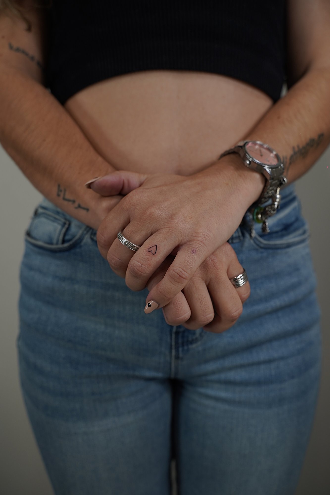 Tatuaje de corazon en dedo, línea fina