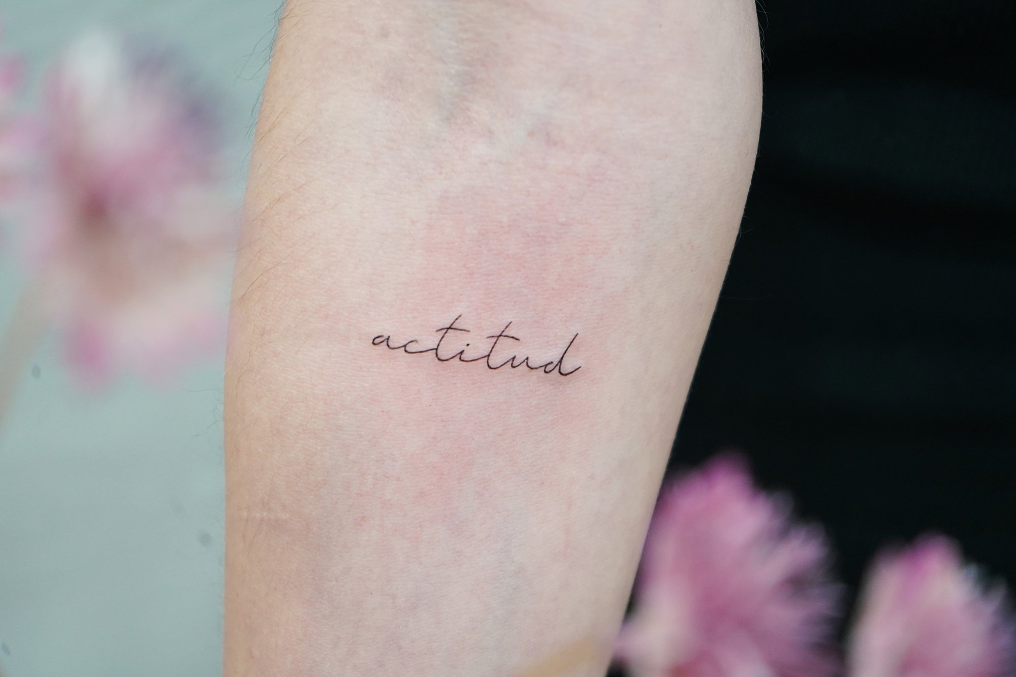 Tatuaje de corazon en hombro, línea fina