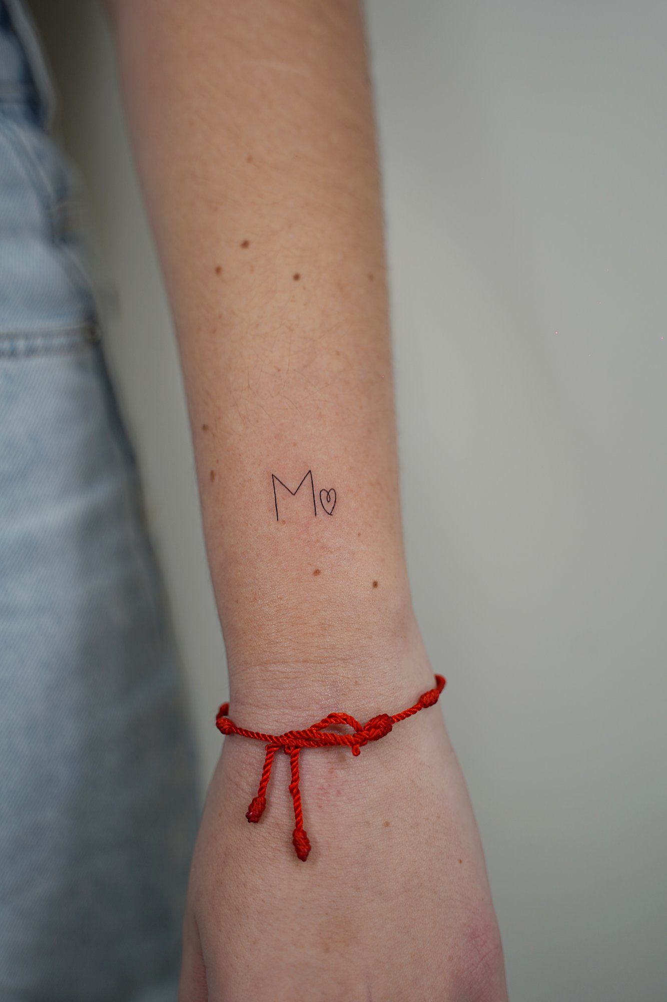 Tatuaje de corazones dos en codo, línea fina